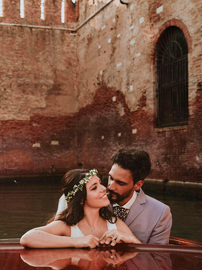 Wedding Planner Venezia: sposi su un taxi acqueo durante un matrimonio organizzato da Hecate Events