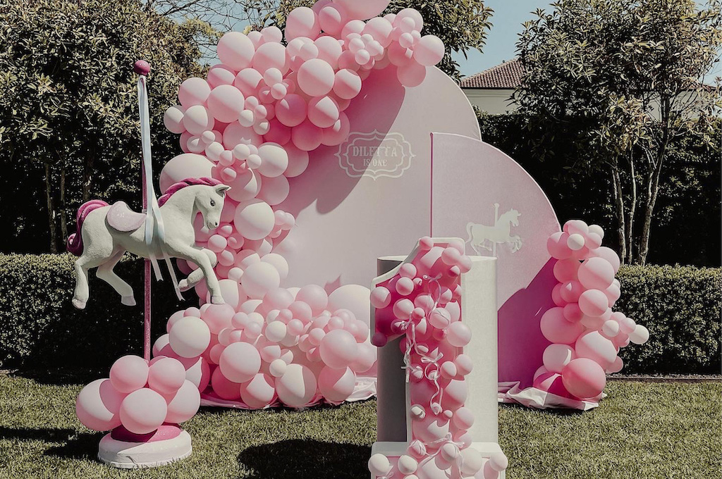 Allestimenti con palloncini Venezia: festa a tema giostra cavalli rosa in Veneto