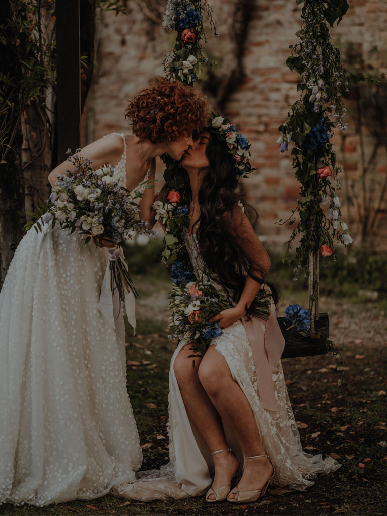 Due spose su un'altalena durante un elopement LGBTQ+ a Venezia