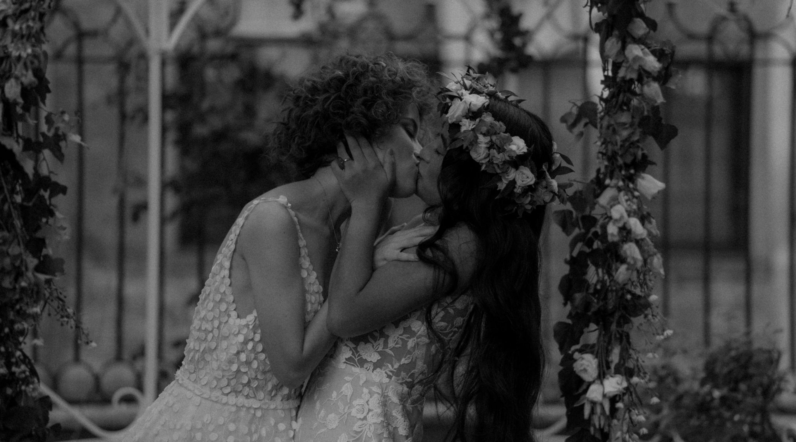 Un bacio tra due spose durante un elopement LGBTQ+ a Venezia