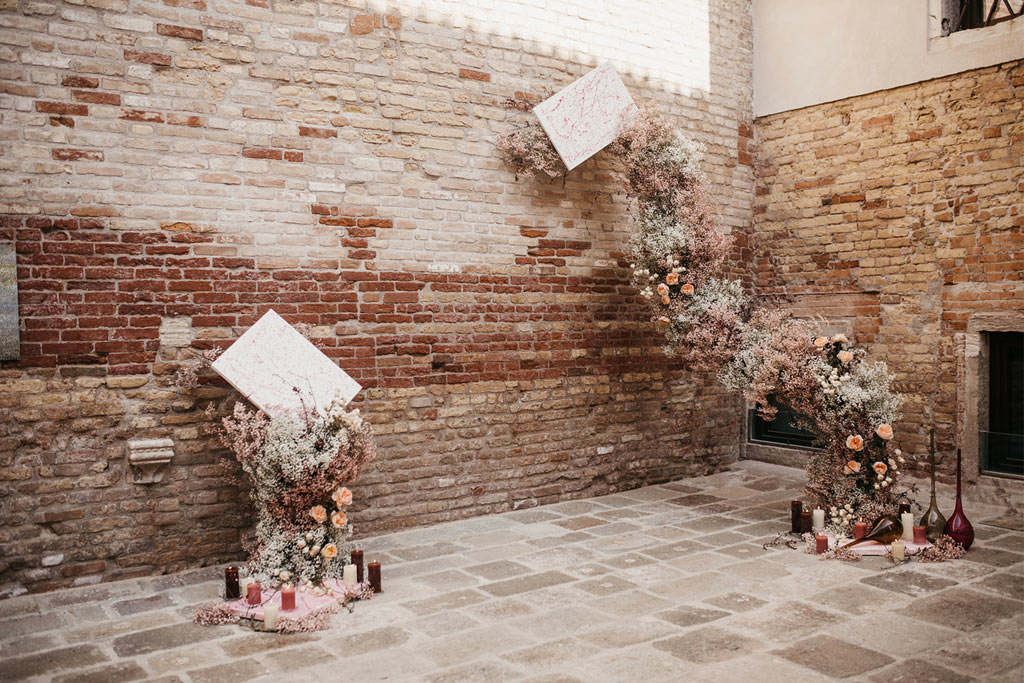 Allestimento floreale di una cerimonia simbolica di un matrimonio romantico a Venezia