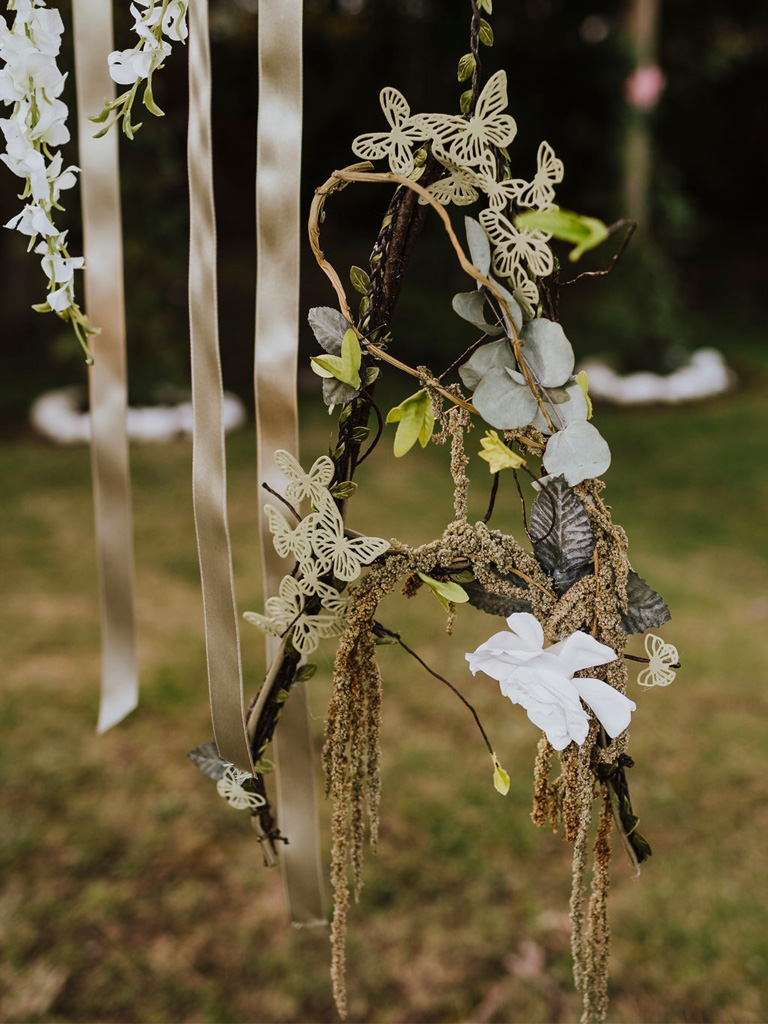 Una decorazione floreale a forma di lettera A per un matrimonio in un giardino di Venezia