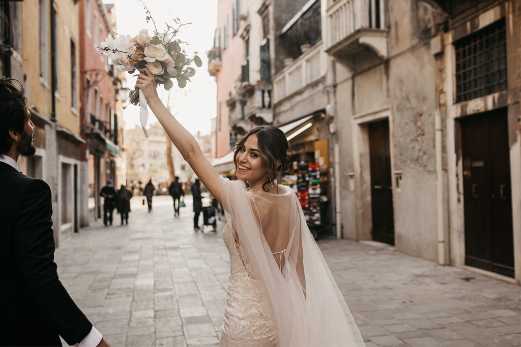 Lancio del bouquet durante un matrimonio romantico a Venezia