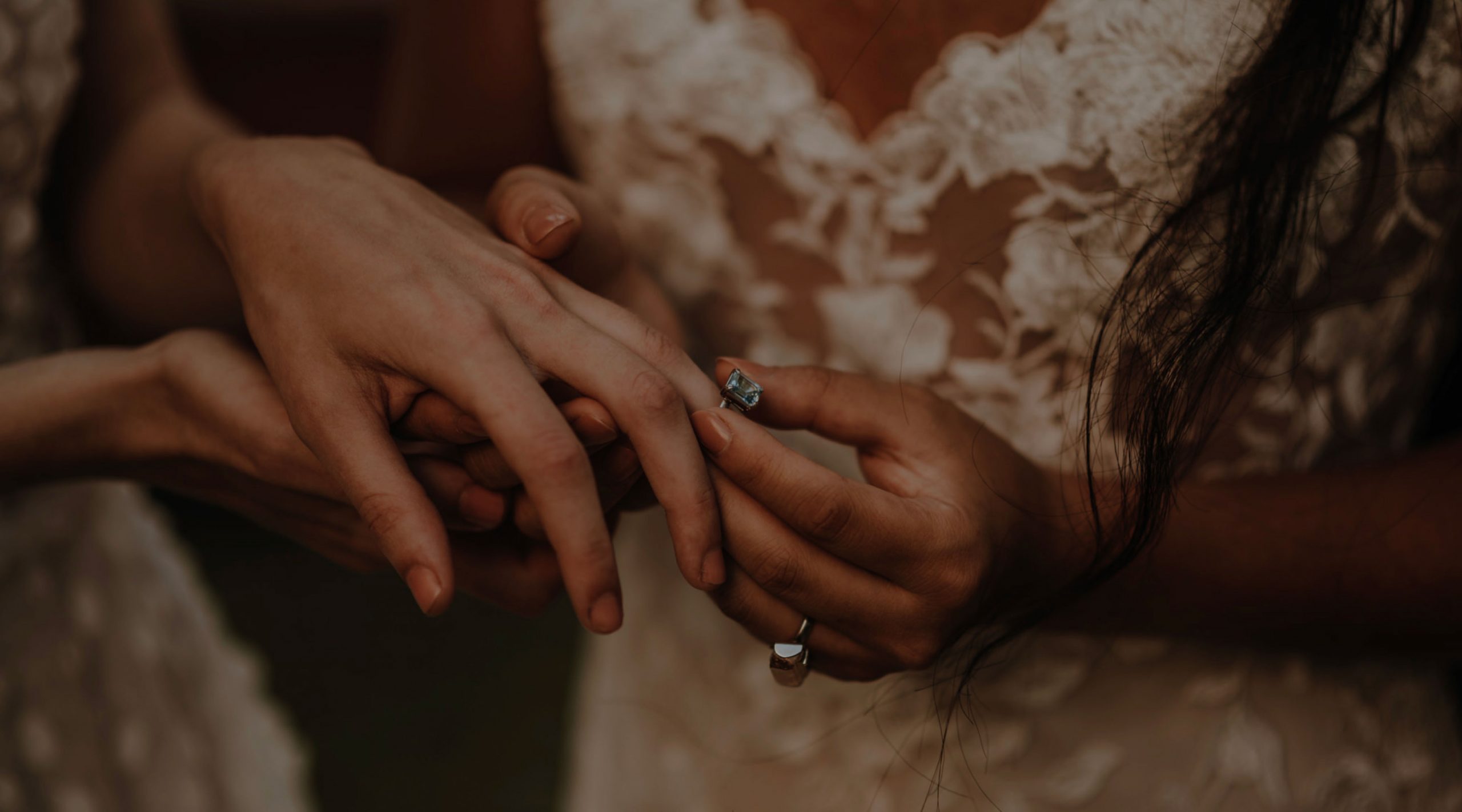 Lo scambio degli anelli durante un elopement LGBTQ+ a Venezia