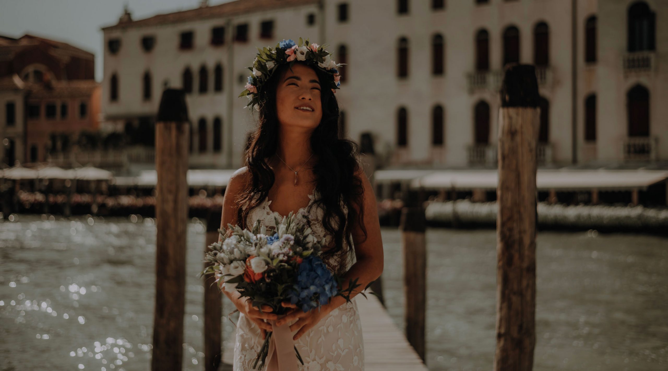 Una delle due spose di un elopement LGBTQ+ a Venezia