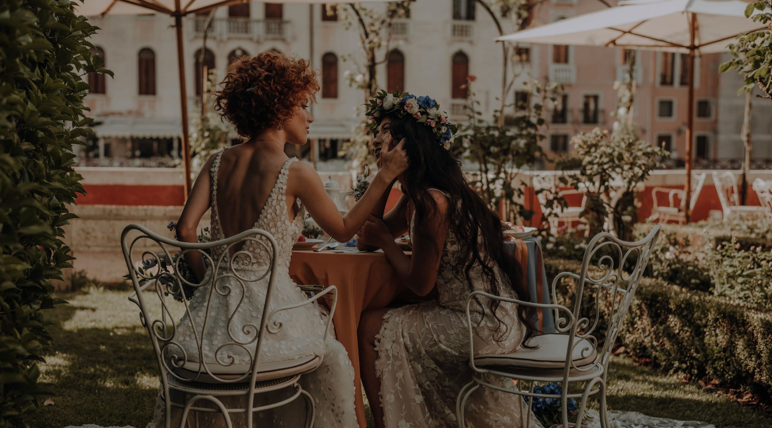 Le spose a tavola durante un elopement LGBTQ+ a Venezia