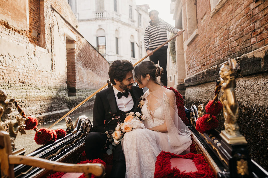 Gli sposi in gondola durante un matrimonio romantico a Venezia