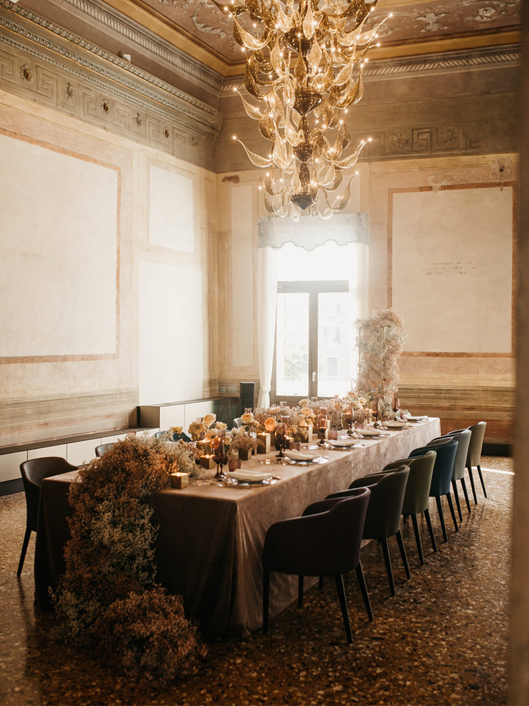 Tavolo allestito per il ricevimento di un matrimonio romantico a Venezia