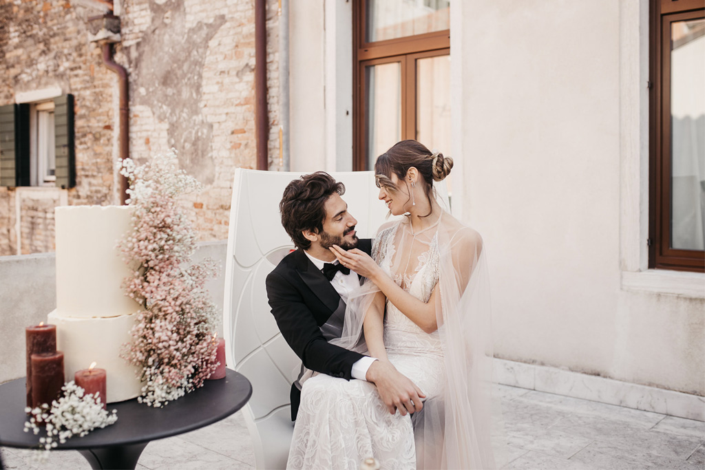 Taglio della wedding cake durante un matrimonio romantico a Venezia