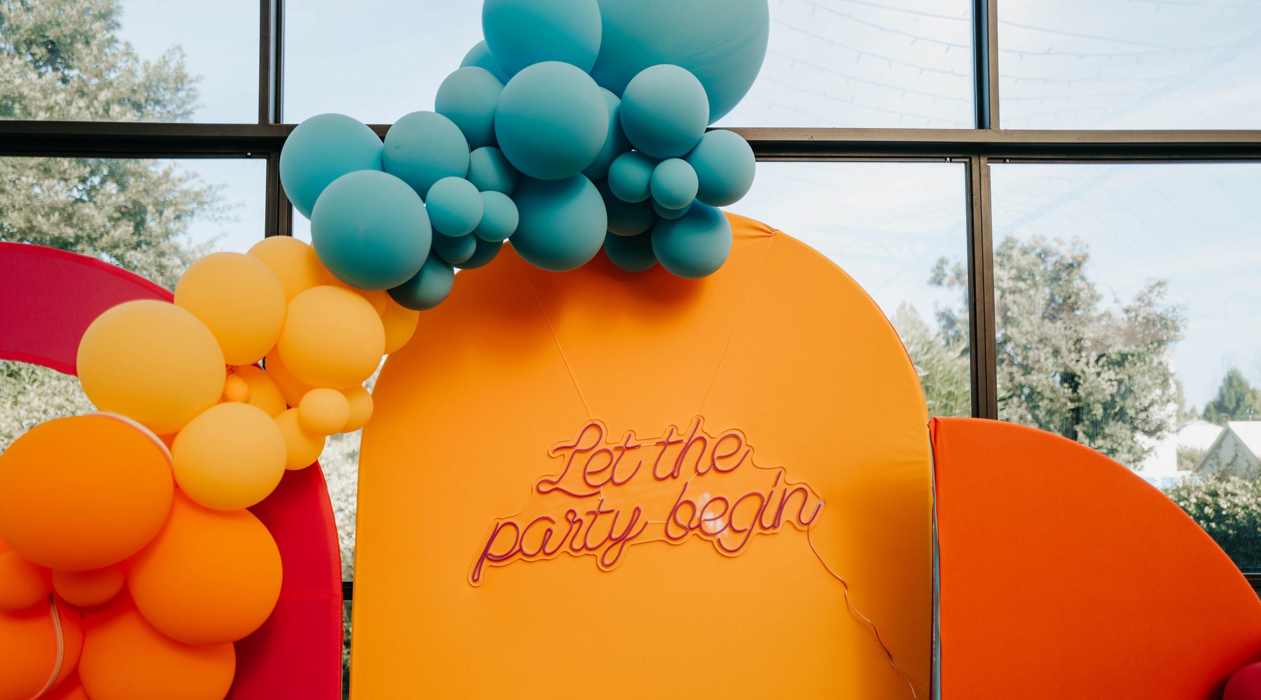 Un dettaglio di un allestimento di Balloon art per un trentesimo compleanno