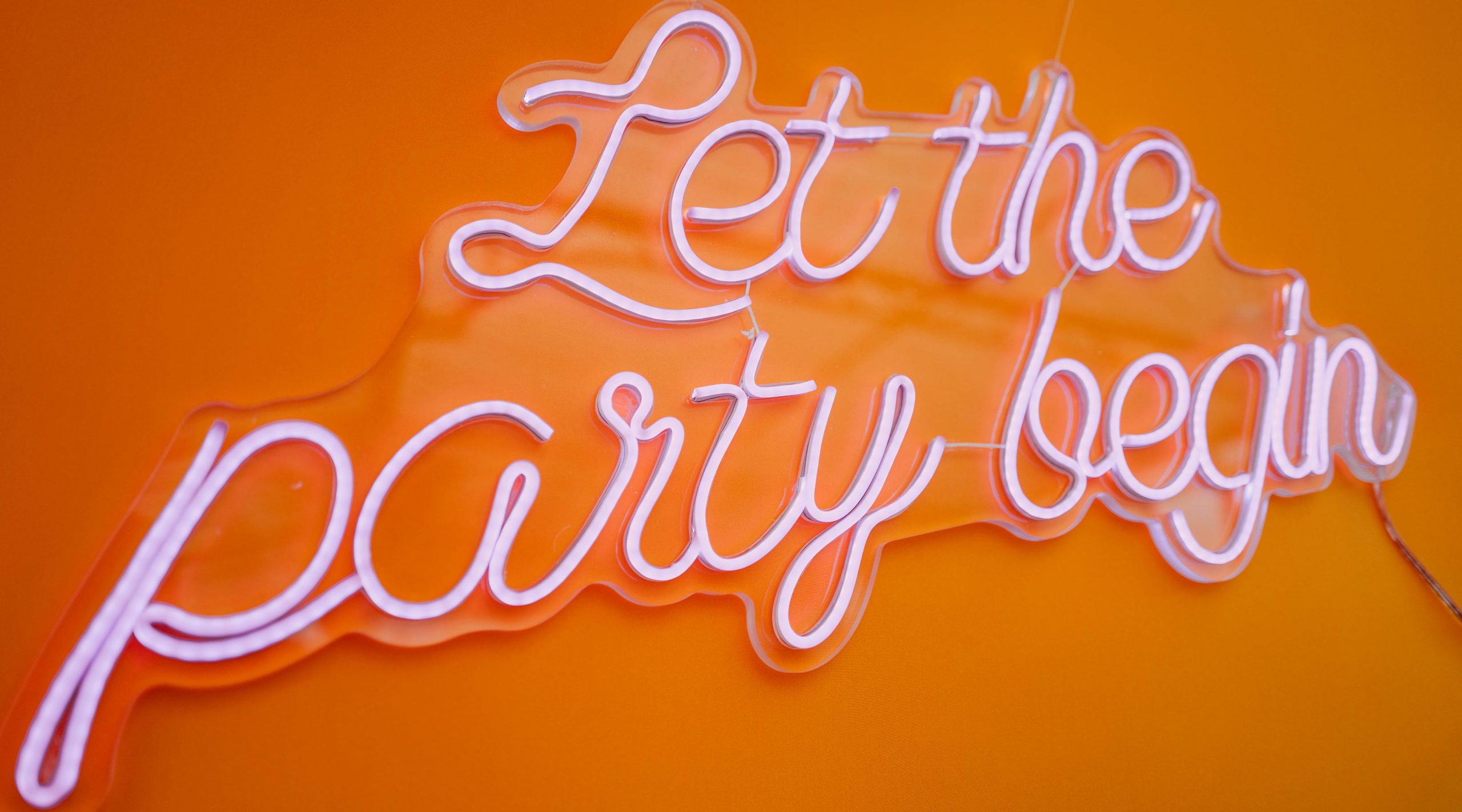 La scritta LED di un allestimento di Balloon art per un trentesimo compleanno