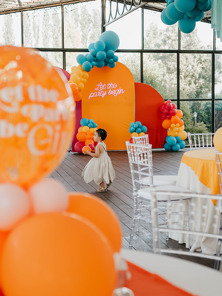 Un allestimento di Balloon art per un trentesimo compleanno