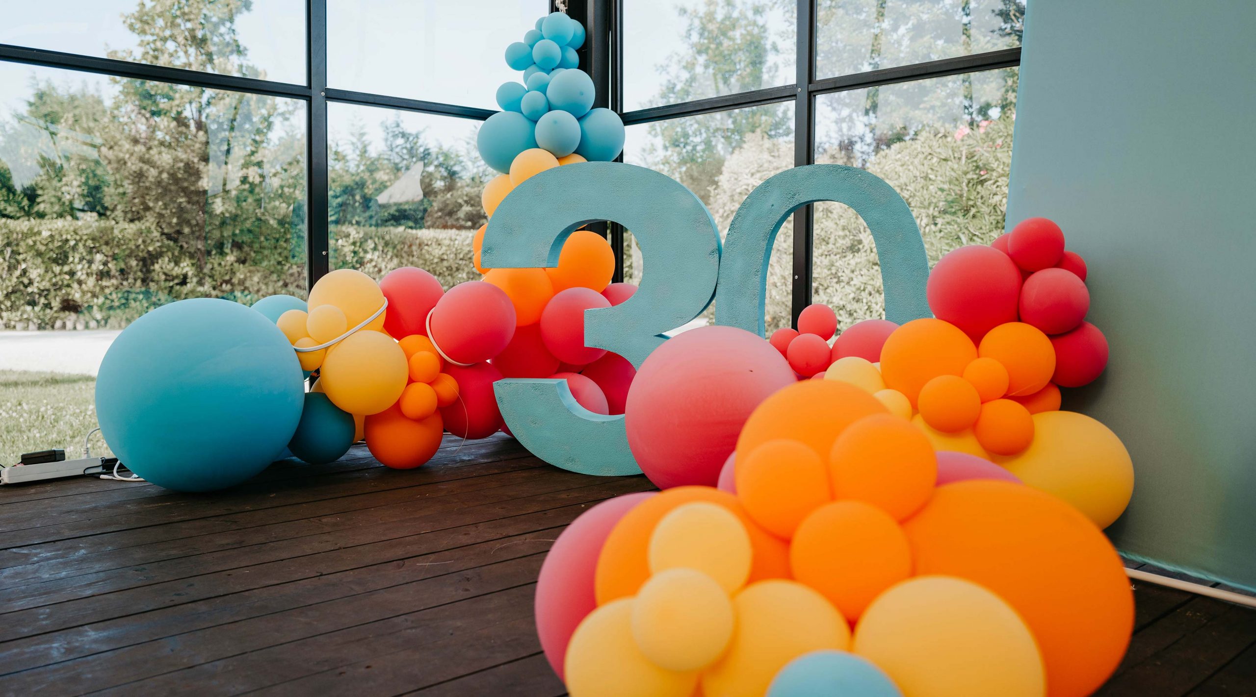 Il numero in polistirolo e i palloncini di un allestimento di Balloon art per un trentesimo compleanno