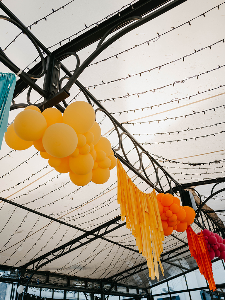Le nuvole di palloncini di un allestimento di Balloon art per un trentesimo compleanno