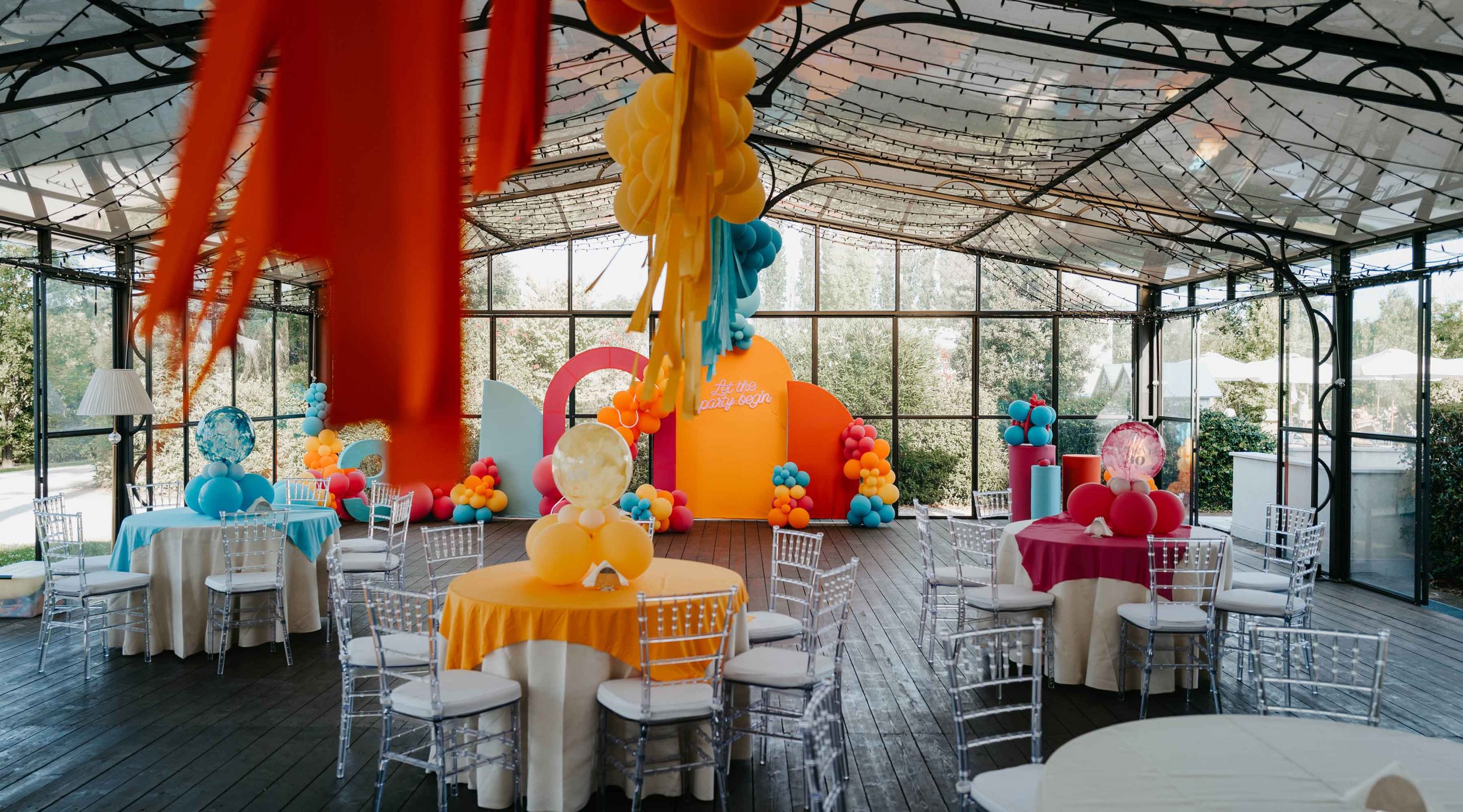 Un allestimento di Balloon art per un trentesimo compleanno