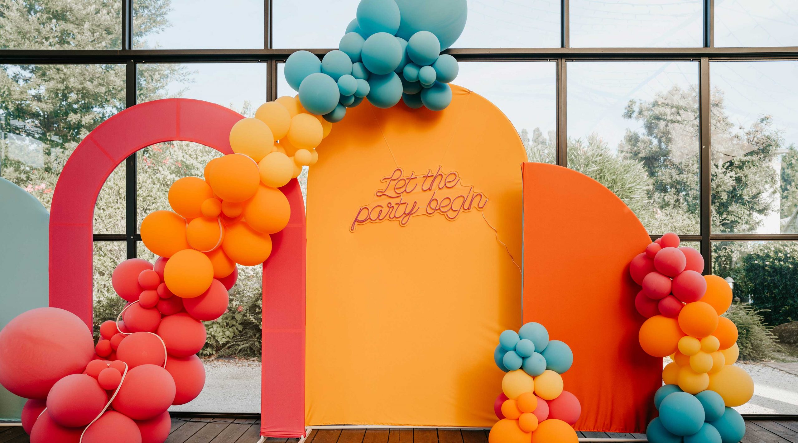 Un allestimento di Balloon art per un trentesimo compleanno