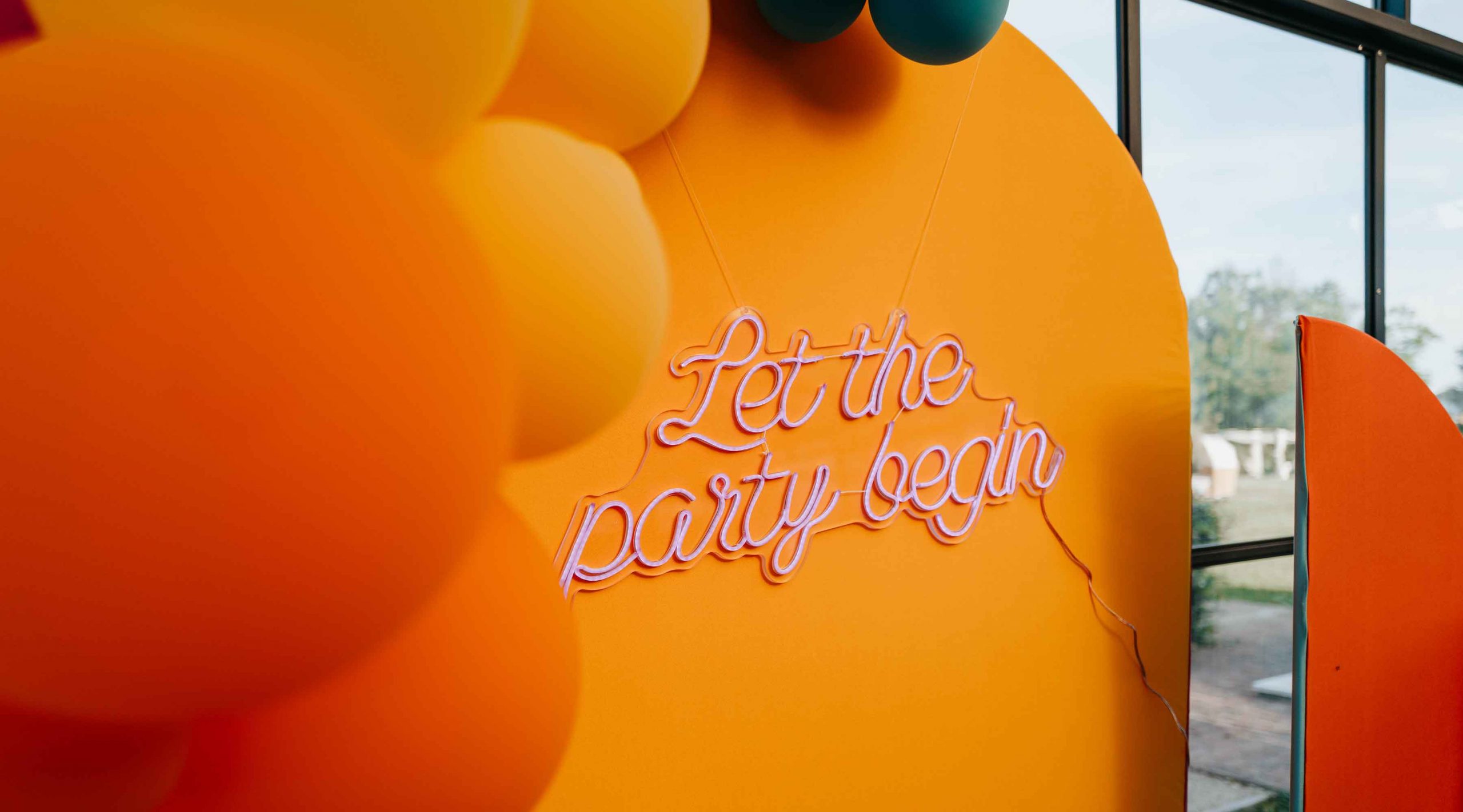 La scritta LED e i palloncini di un allestimento di Balloon art per un trentesimo compleanno