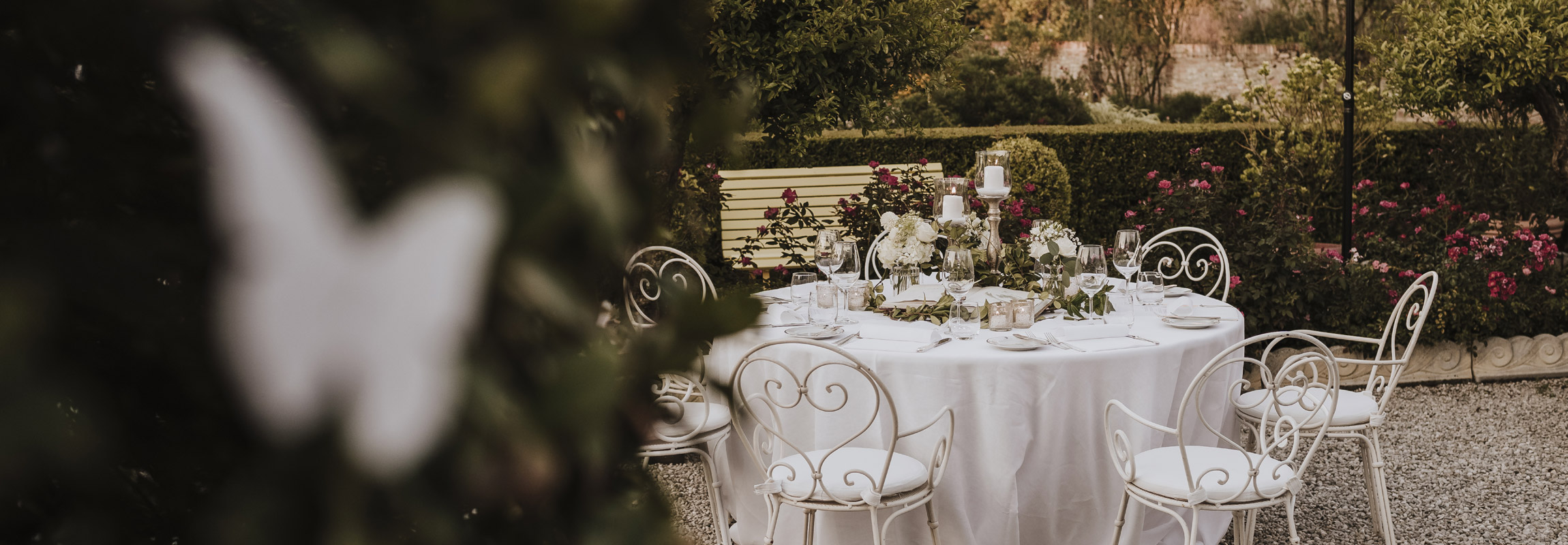 Wedding in Venice: a romantic table setting in the garden of Locanda Cipriani in Torcello