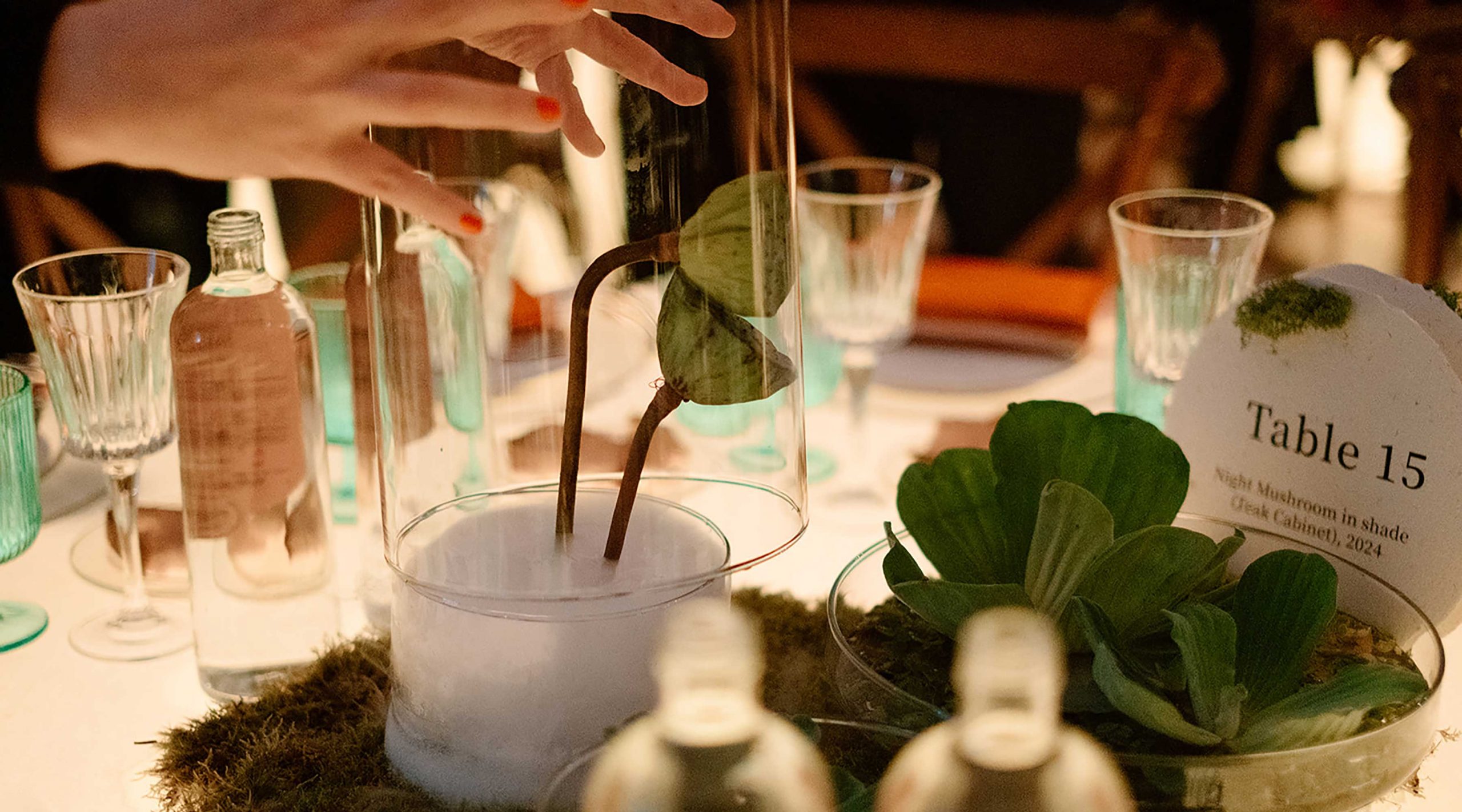 Il centrotavola della cena di gala in onore di Trevor Yeung per il Padiglione Hong Kong della Biennale Arte 2024