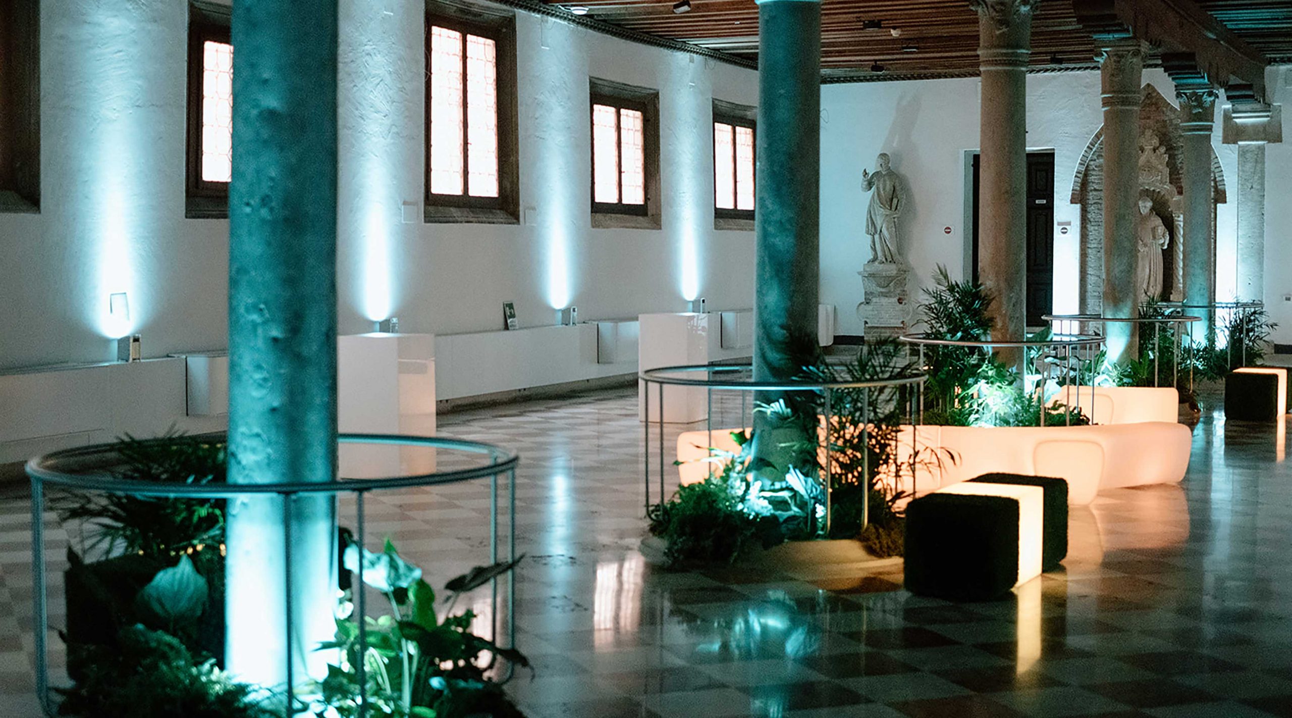 La sala dell'aperitivo della cena di gala in onore di Trevor Yeung per il Padiglione Hong Kong della Biennale Arte 2024
