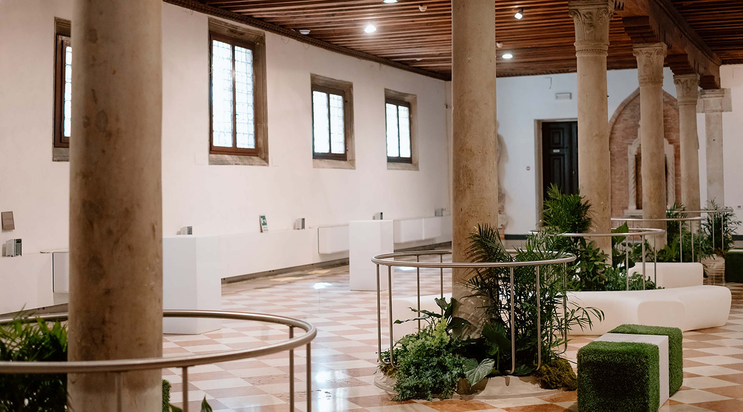 La sala dell'aperitivo della cena di gala in onore di Trevor Yeung per il Padiglione Hong Kong della Biennale Arte 2024