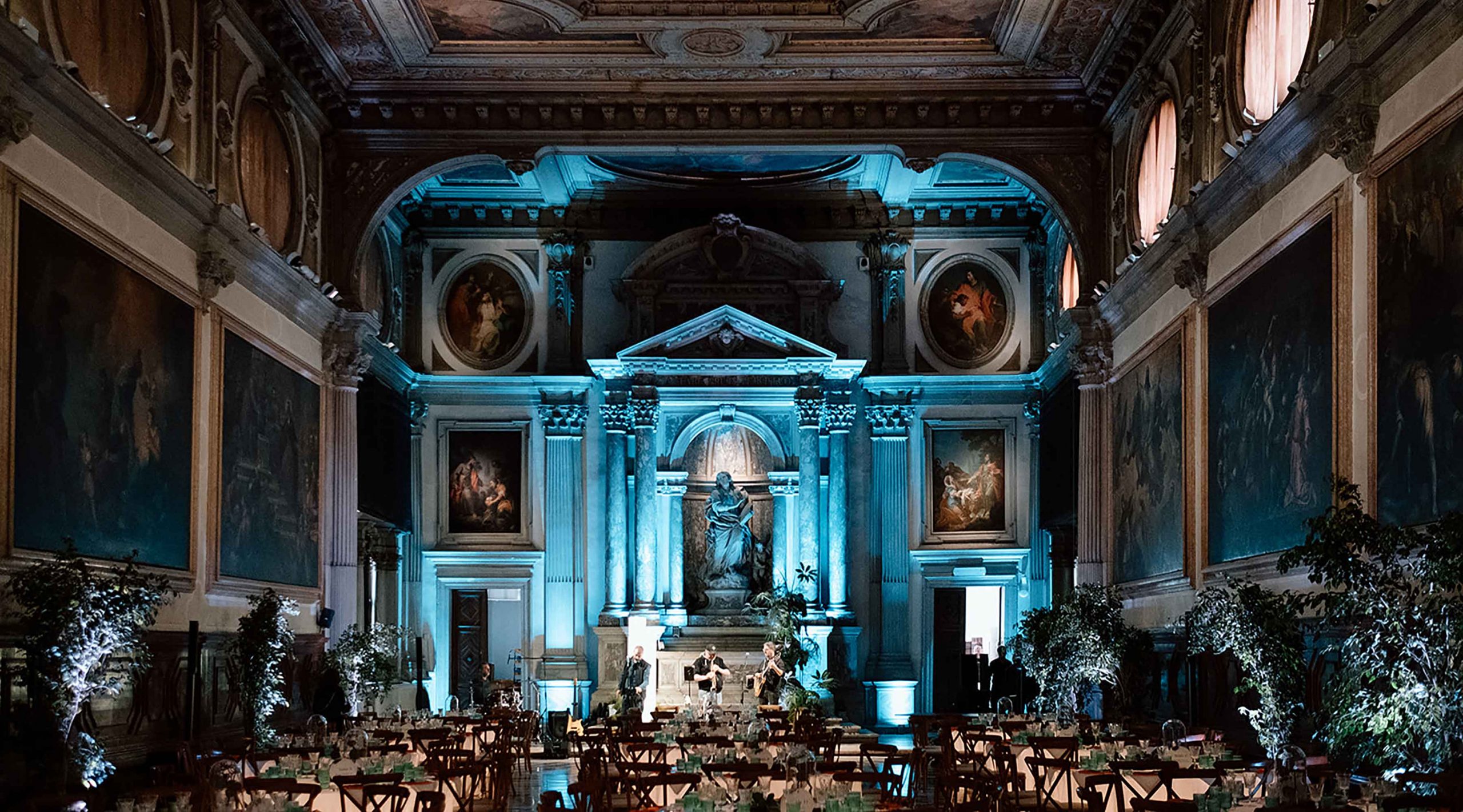 La sala illuminata della cena di gala in onore di Trevor Yeung per il Padiglione Hong Kong della Biennale Arte 2024