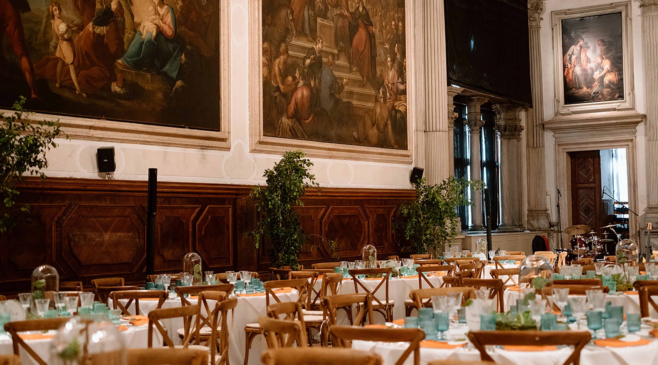 I tavoli della cena di gala in onore di Trevor Yeung per il Padiglione Hong Kong della Biennale Arte 2024