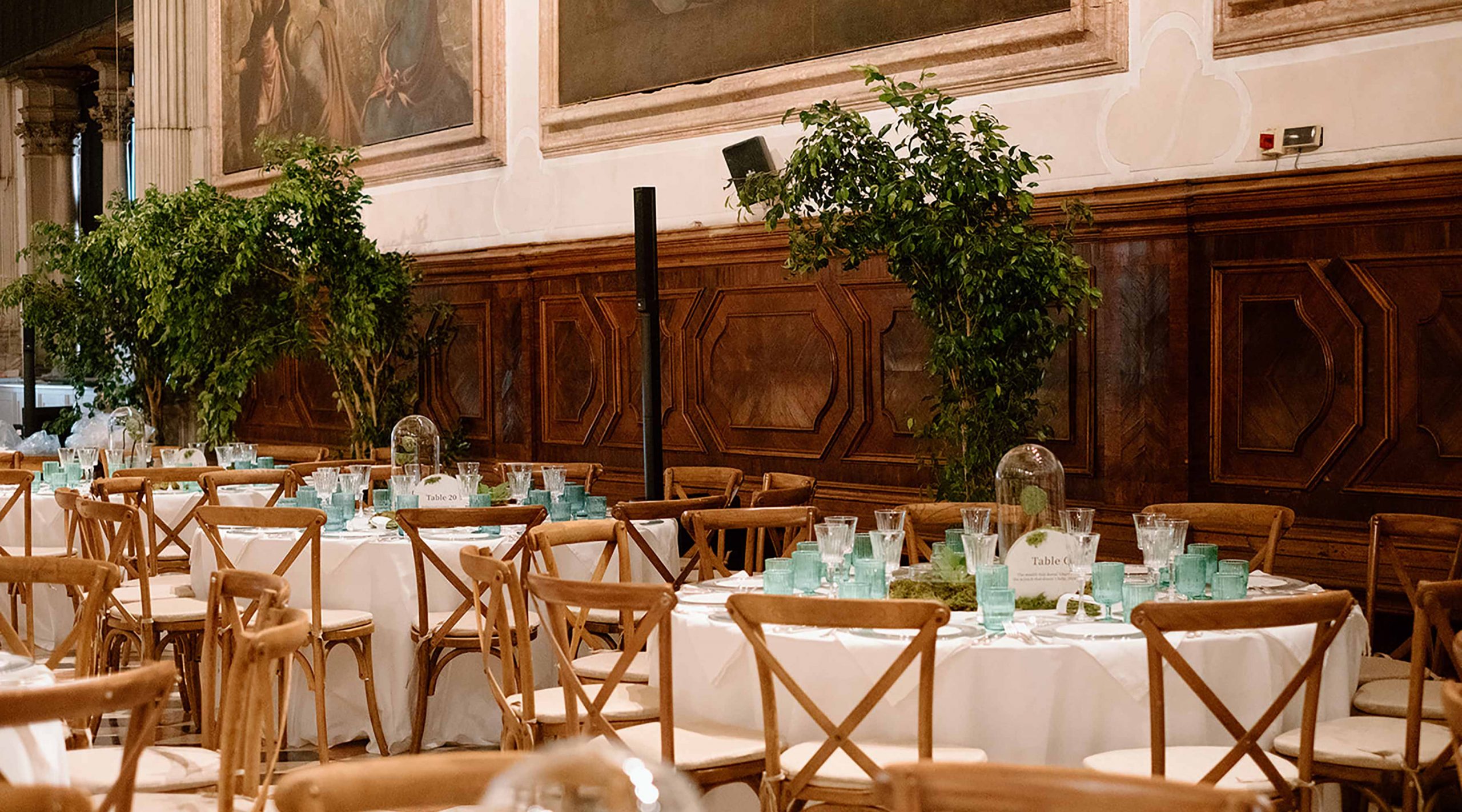 I tavoli della cena di gala in onore di Trevor Yeung per il Padiglione Hong Kong della Biennale Arte 2024