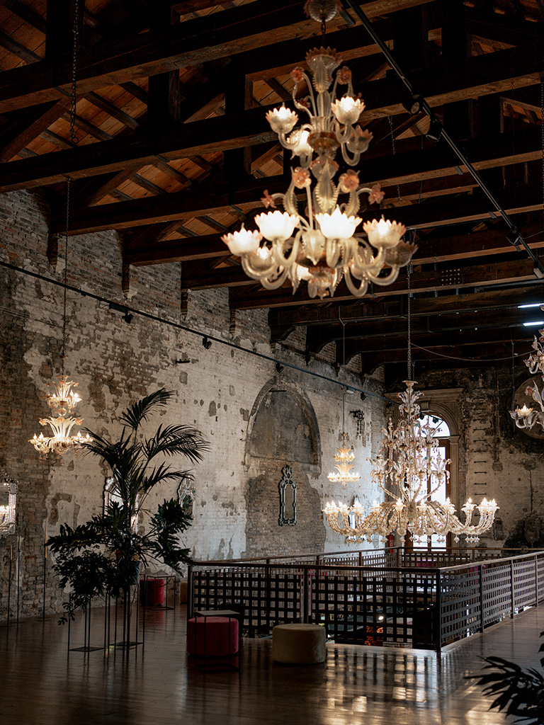 L'allestimento di una sala della Glass Cathedral di Murano per il dinner party per Jadé Fadojutimi