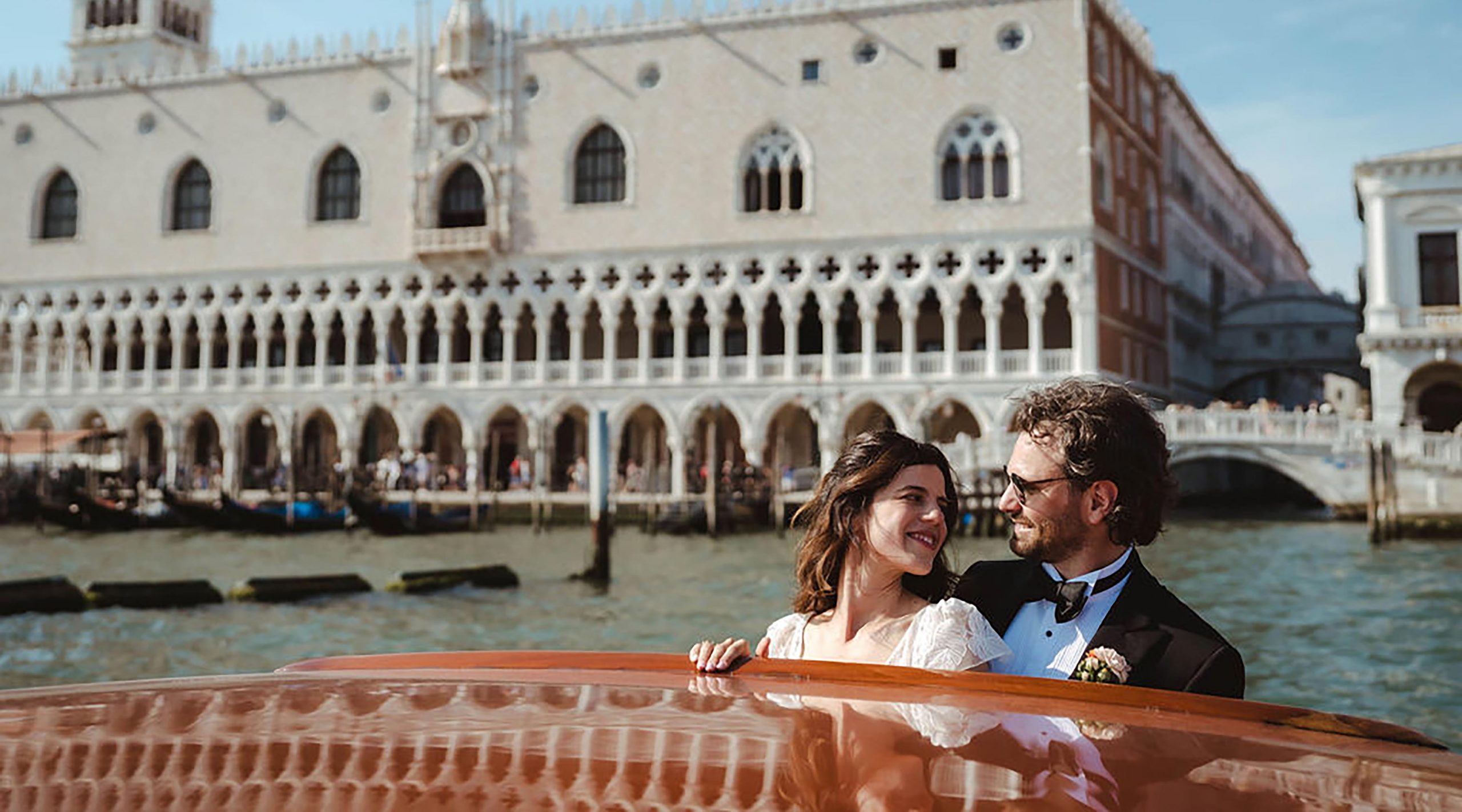 Gli sposi di un matrimonio a Palazzo Zeno a Venezia davanti a Palazzo Ducale