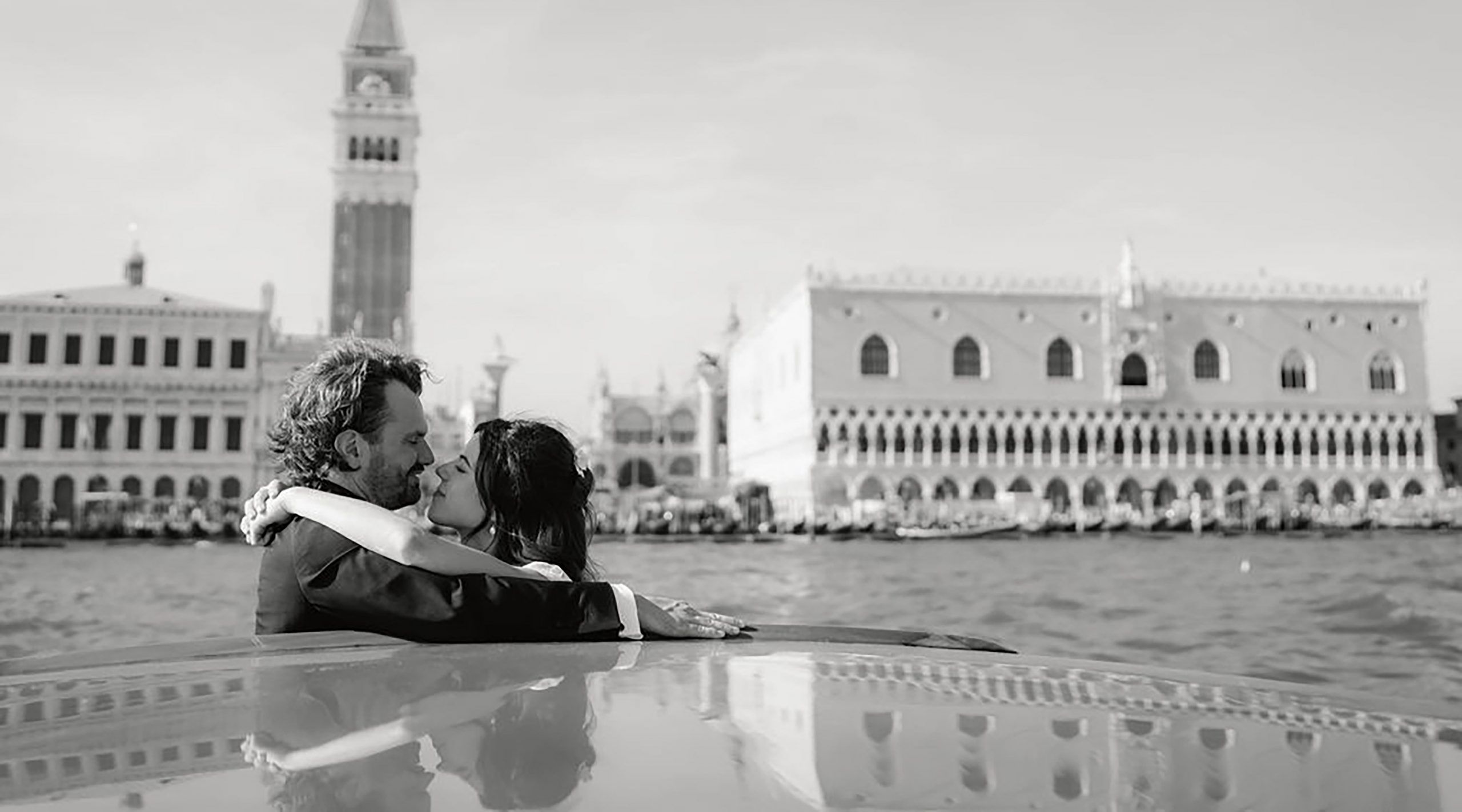 Gli sposi di un matrimonio a Palazzo Zeno a Venezia davanti a Piazza San Marco