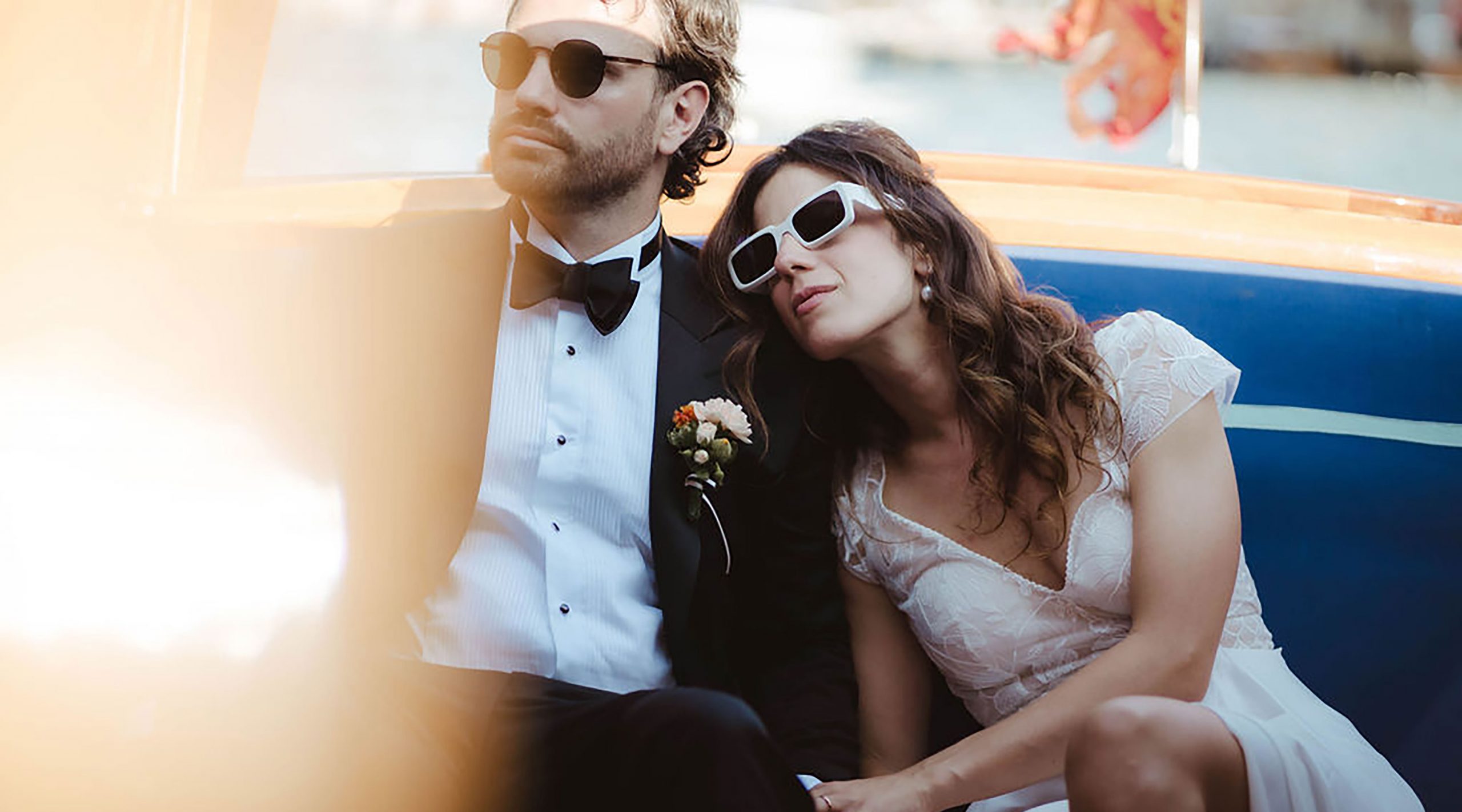 Gli sposi di un matrimonio a Palazzo Zeno a Venezia in taxi