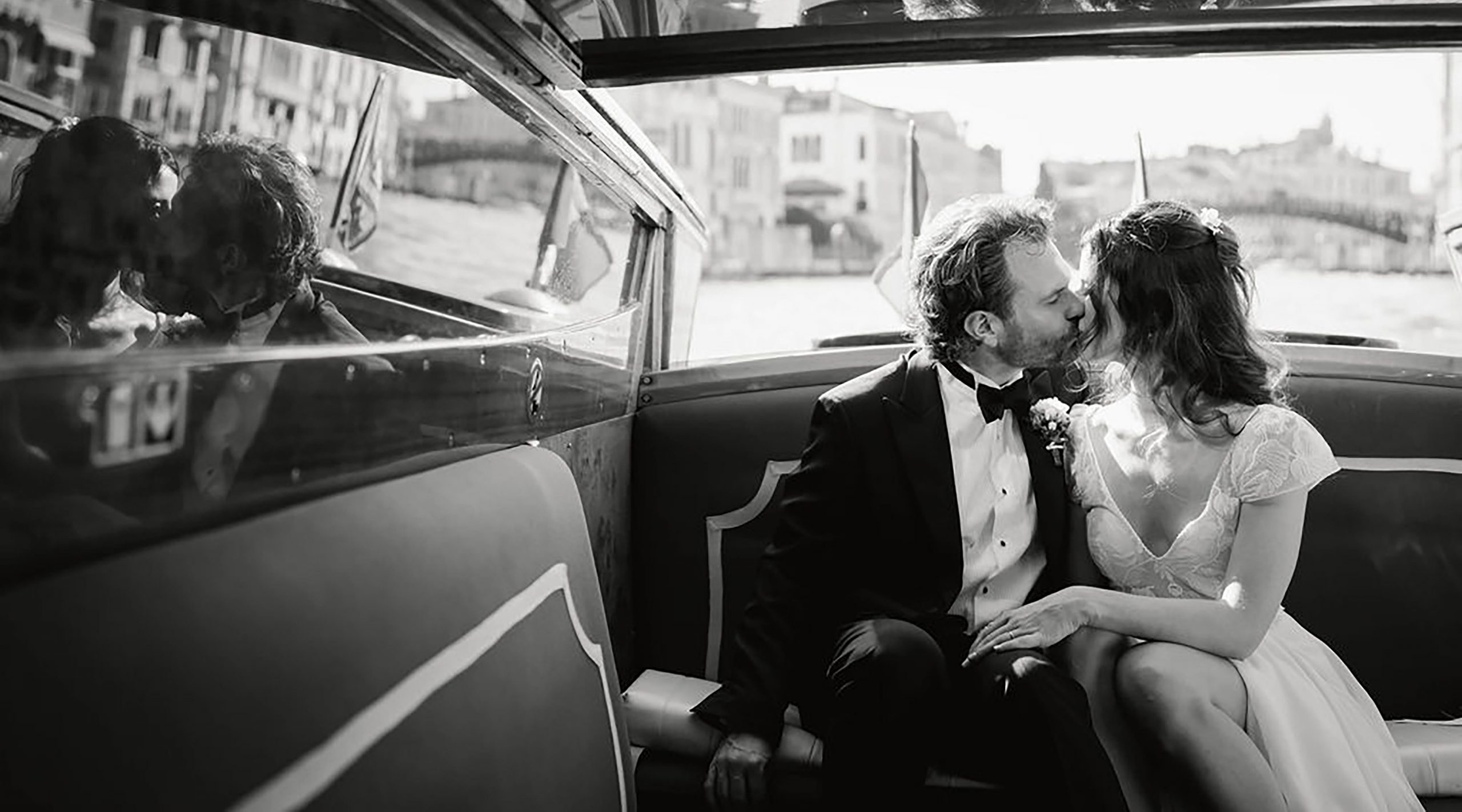 Gli sposi di un matrimonio a Palazzo Zeno a Venezia in taxi