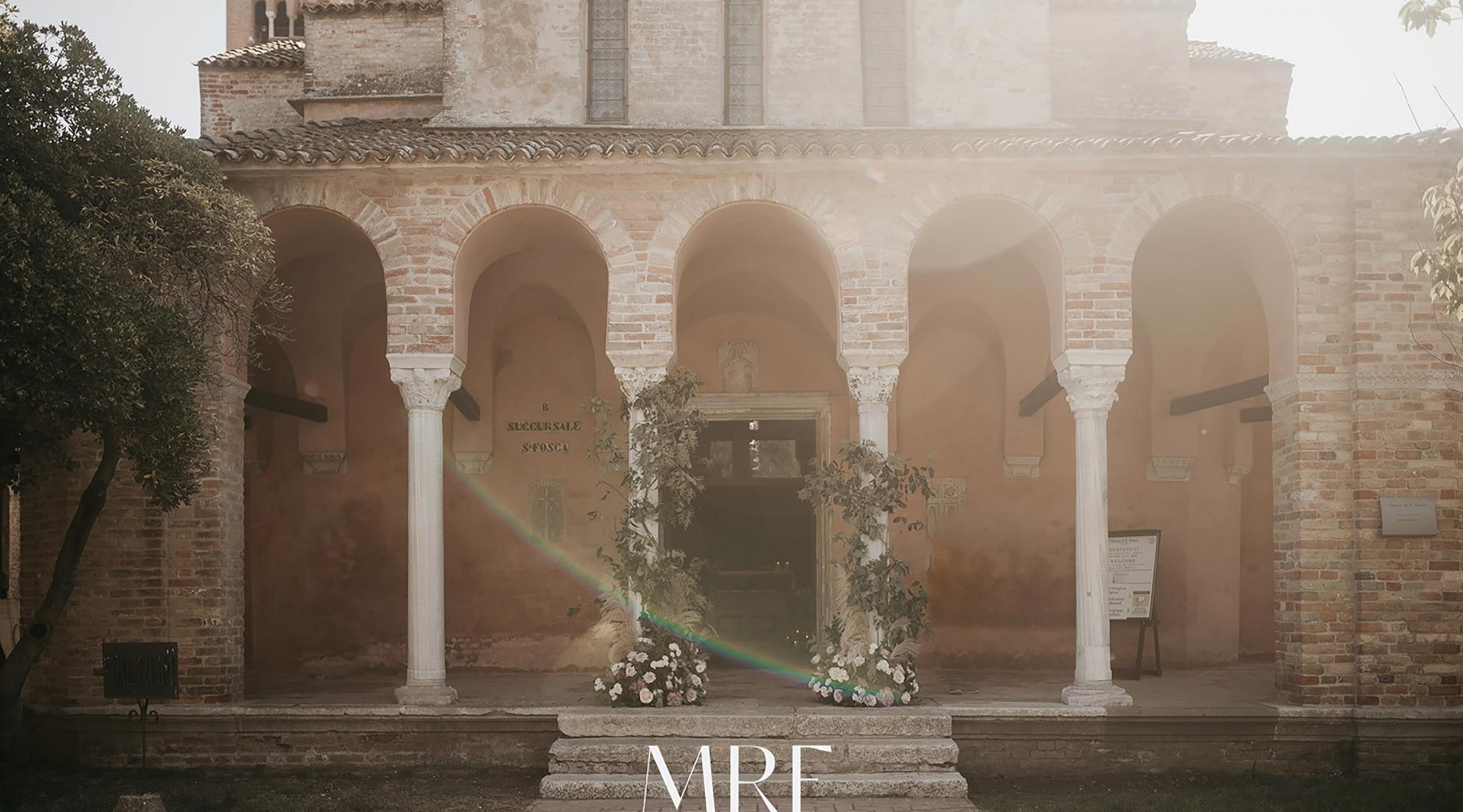 L'esterno della chiesa di un matrimonio alla Locanda Cipriani