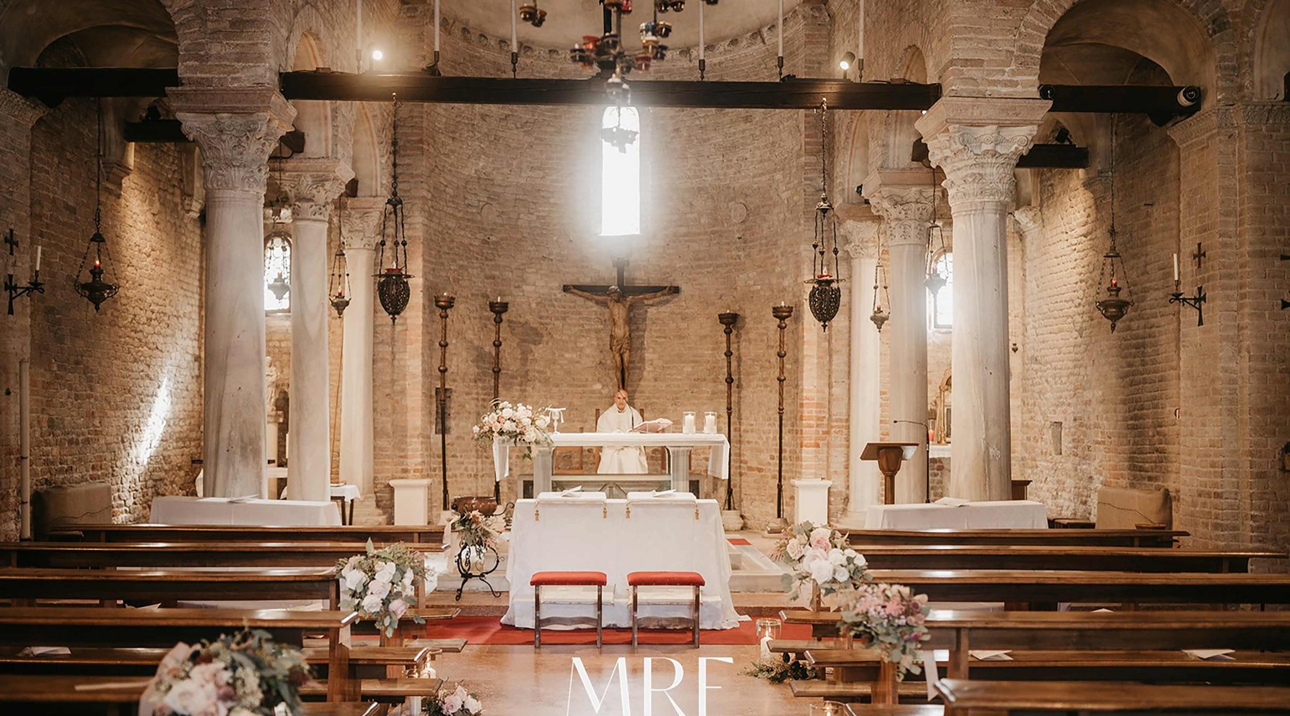 L'interno della chiesa di un matrimonio alla Locanda Cipriani