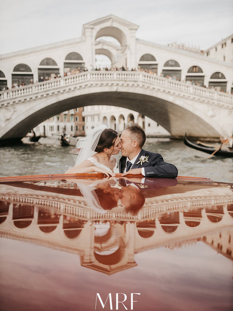 Gli sposi di un matrimonio alla Locanda Cipriani in taxi davanti al Ponte di Rialto