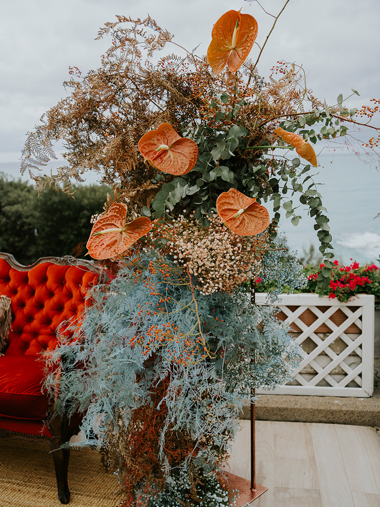 Un dettaglio dell'allestimento floreale di un matrimonio in una villa sul mare in Toscana