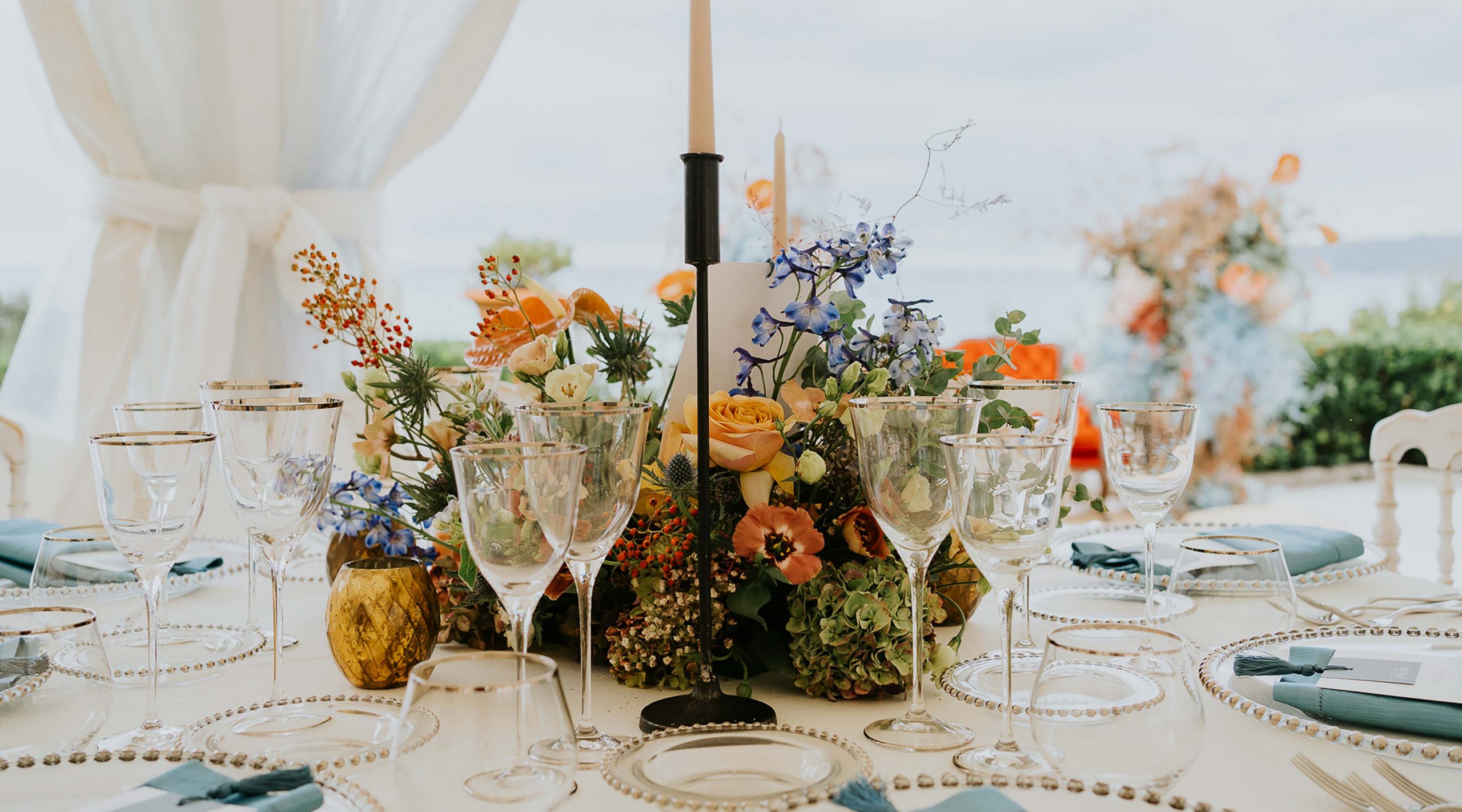 Il centro tavola fiorito di un matrimonio in una villa sul mare in Toscana
