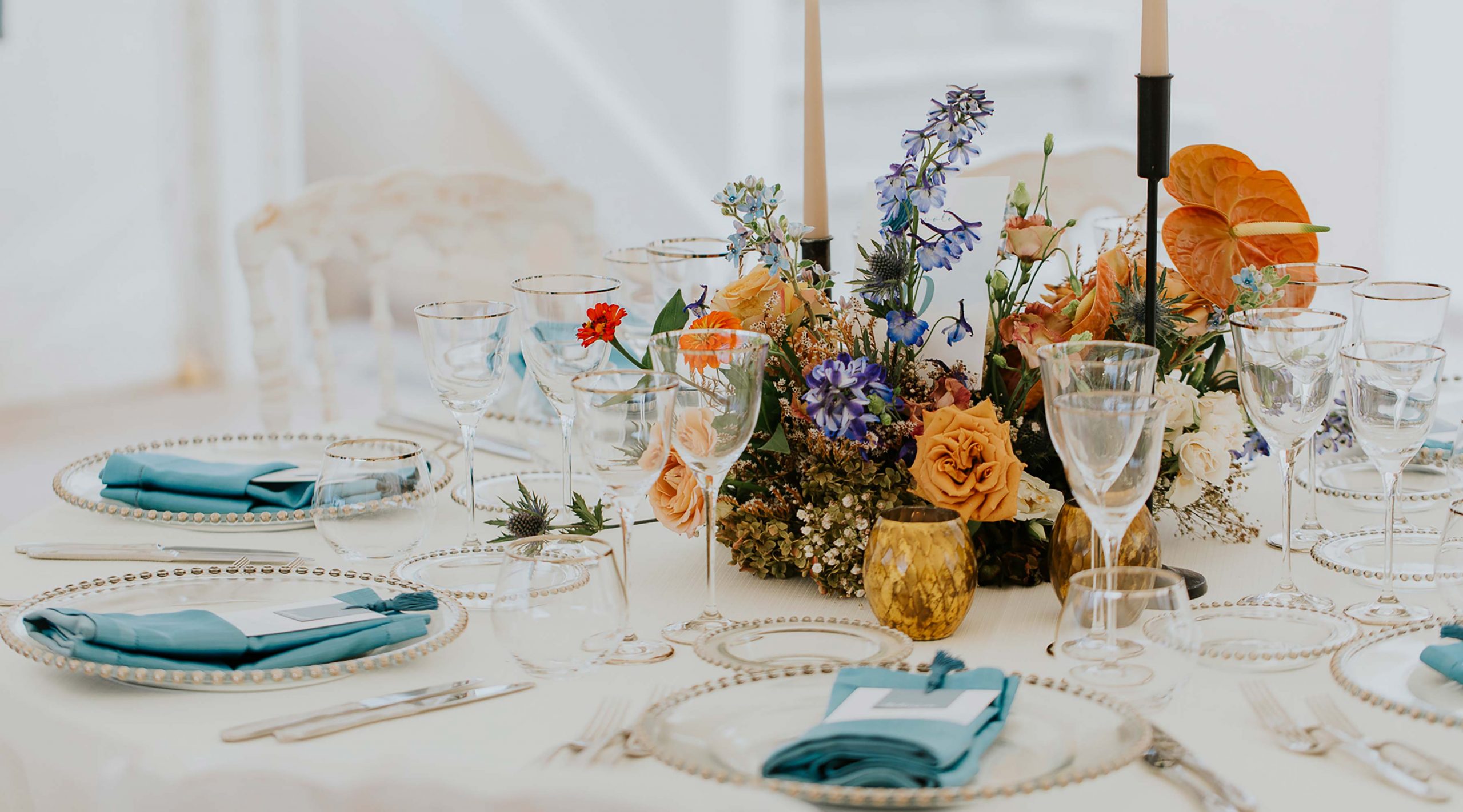 La mise en place di un matrimonio in una villa sul mare in Toscana