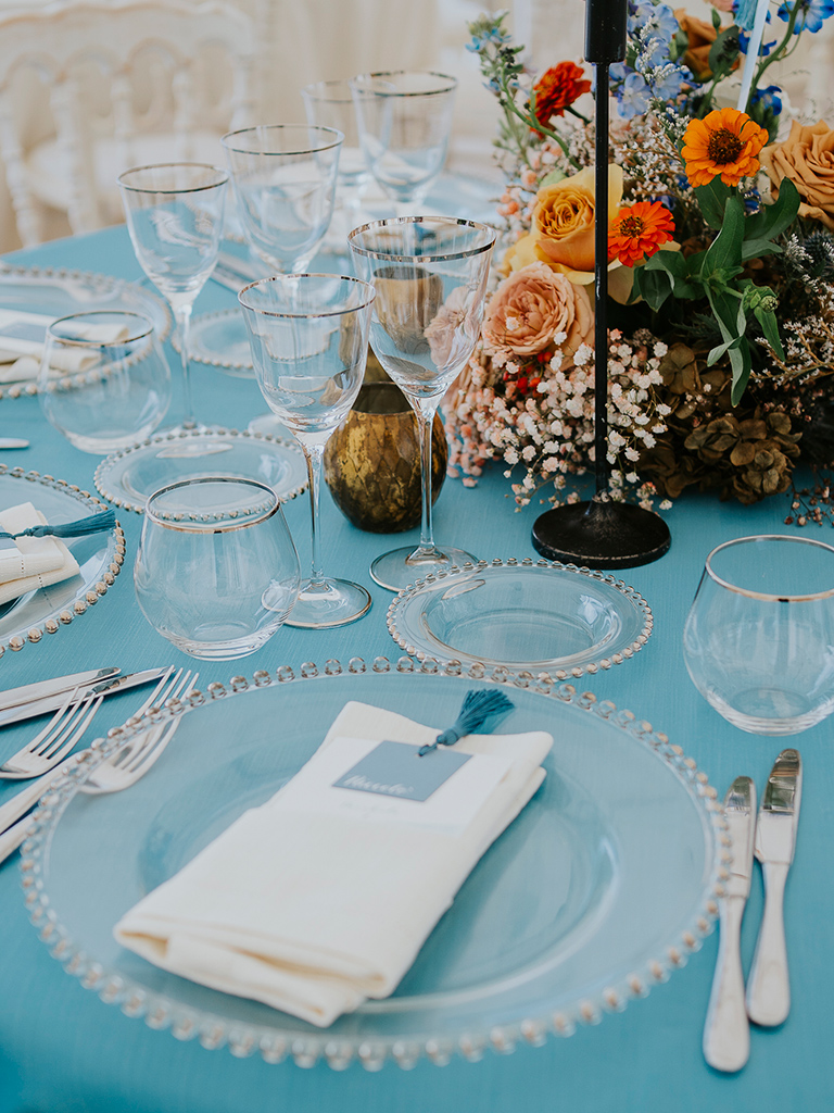 La mise en place di un matrimonio in una villa sul mare in Toscana
