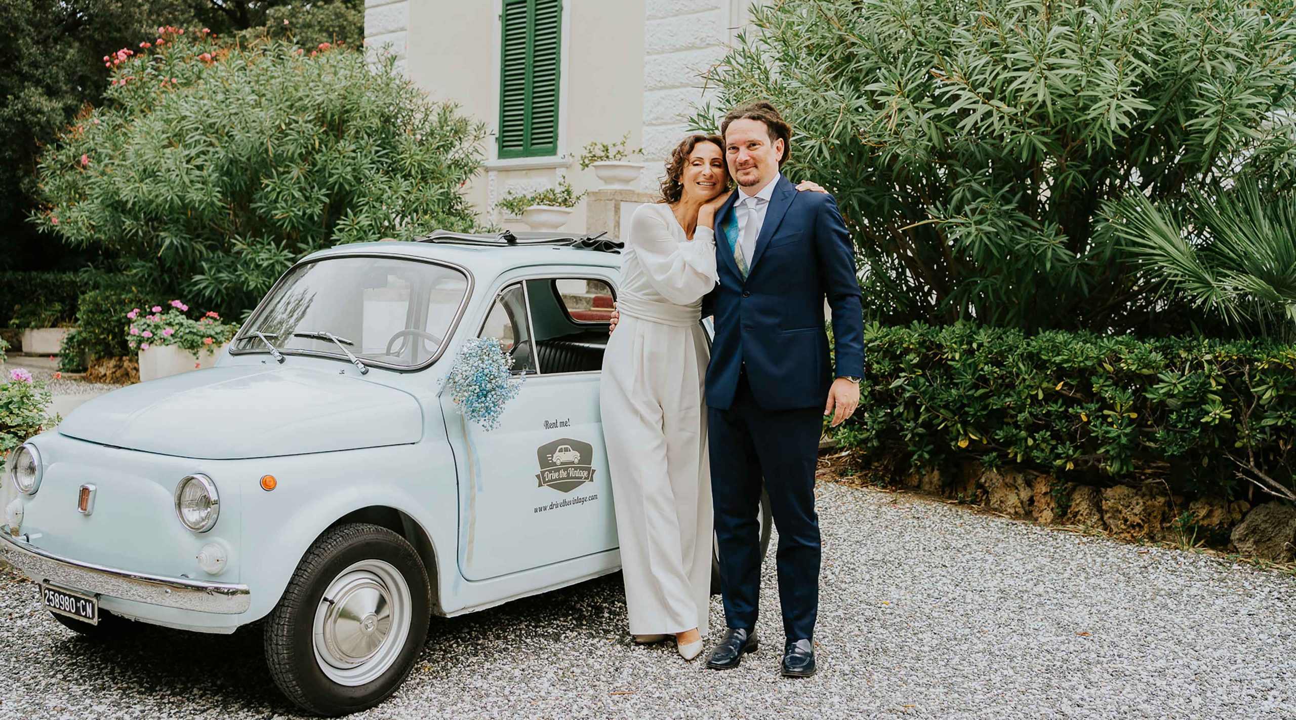 Gli sposi di un matrimonio in una villa sul mare in Toscana