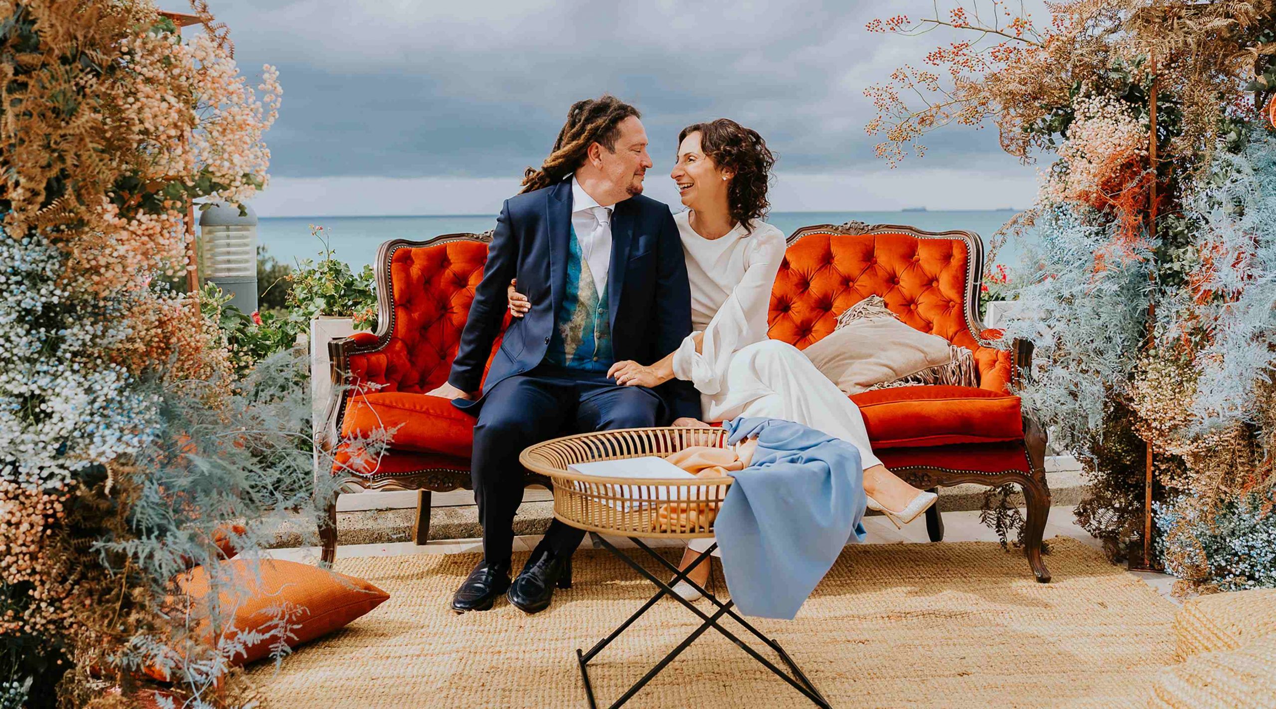Gli sposi di un matrimonio in una villa sul mare in Toscana
