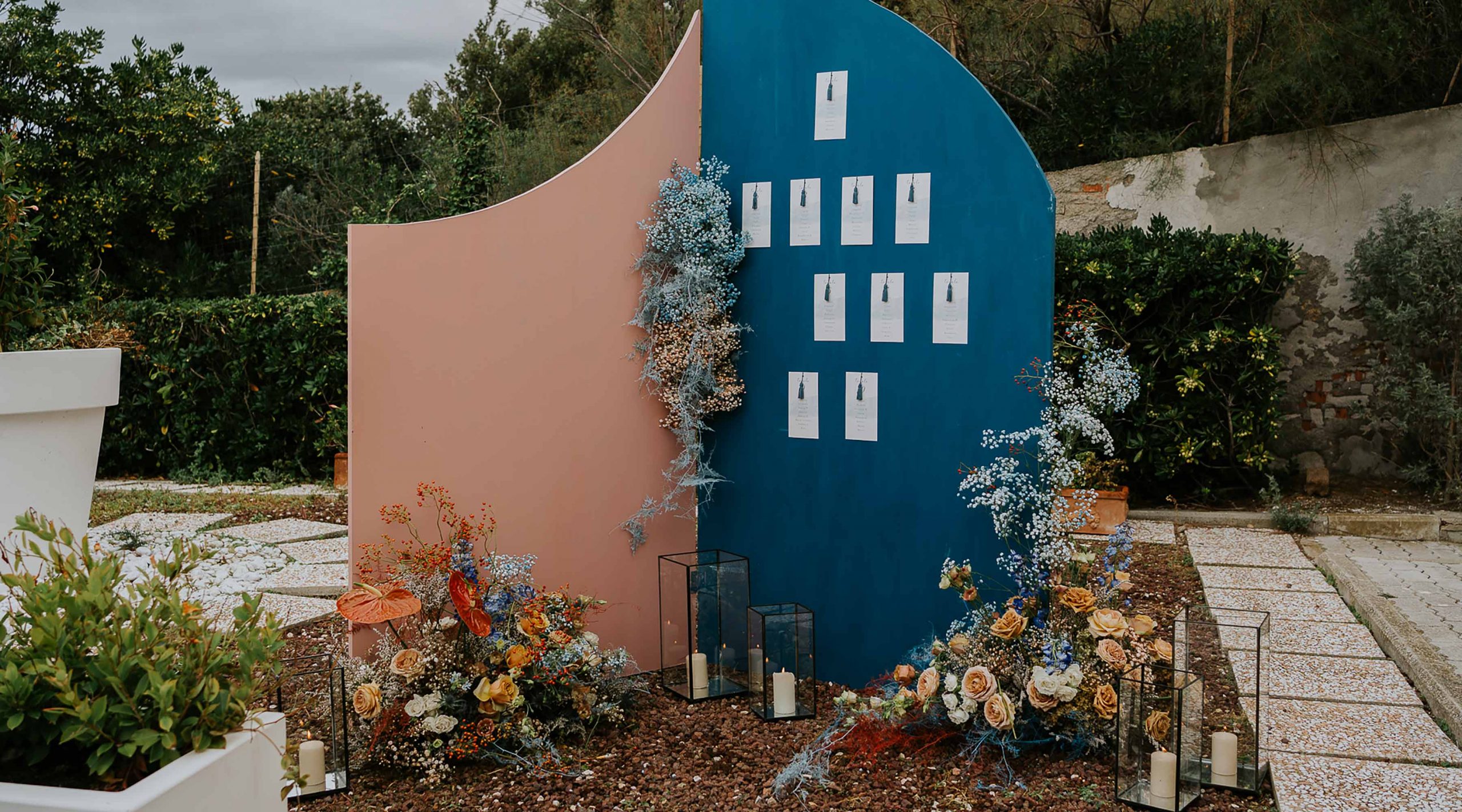 Il tableau de mariage di un matrimonio in una villa sul mare in Toscana