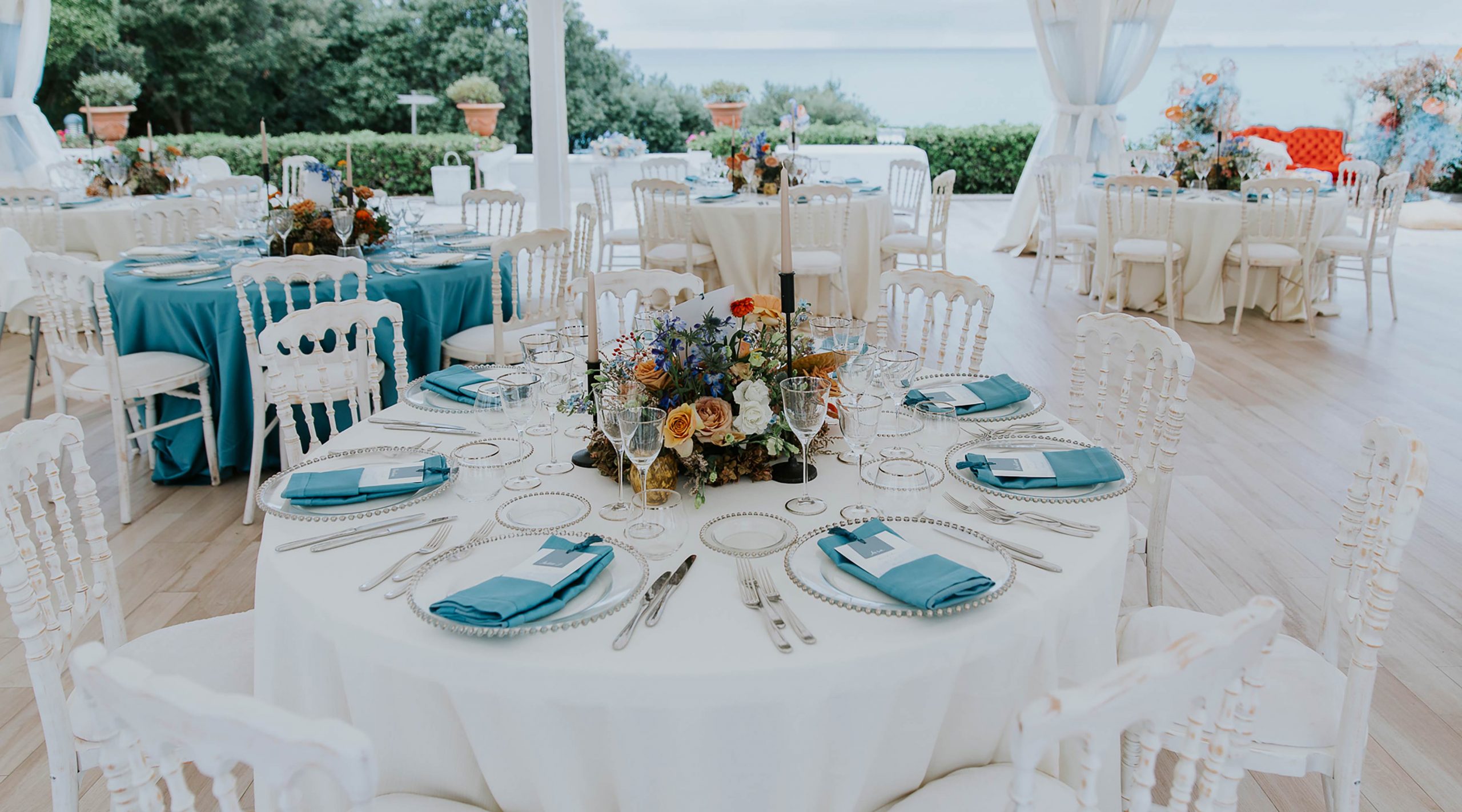 I tavoli di un matrimonio in una villa sul mare in Toscana