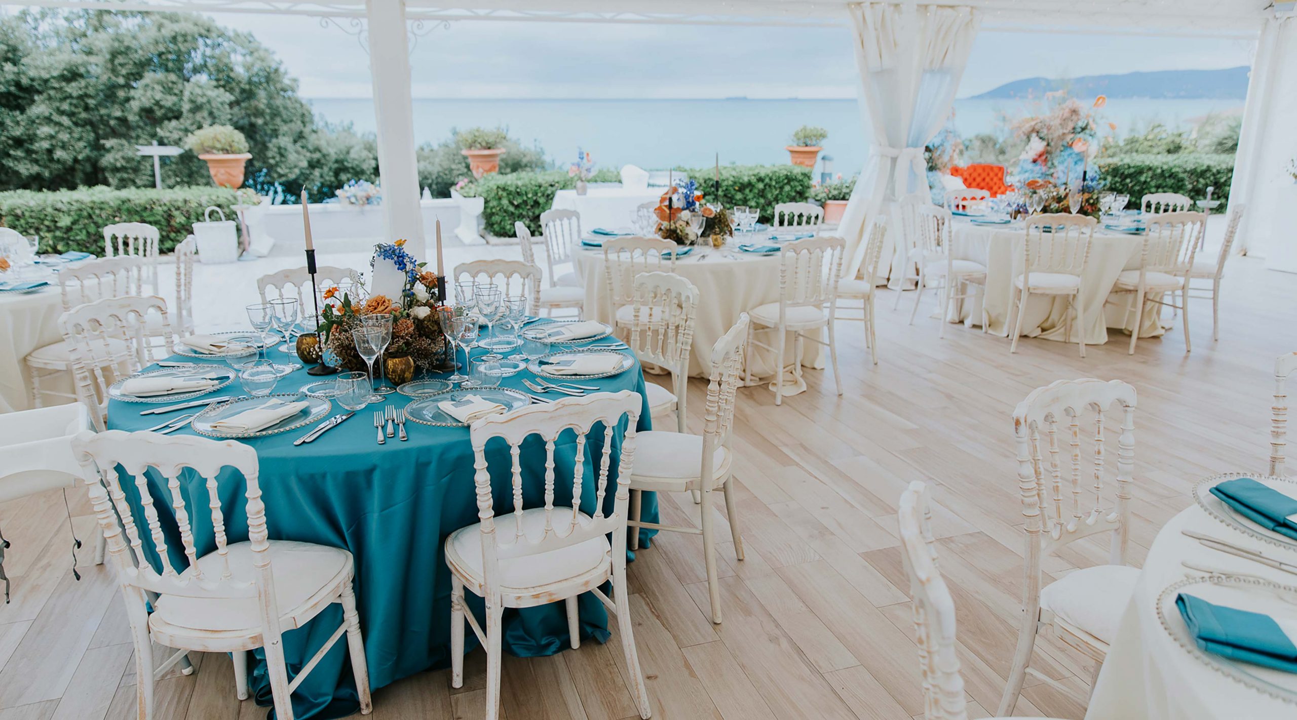 I tavoli di un matrimonio in una villa sul mare in Toscana