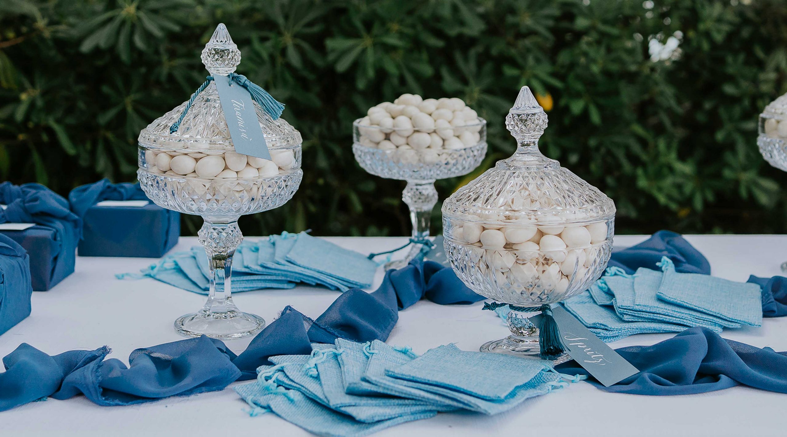 Il tavolo confetti di un matrimonio in una villa sul mare in Toscana