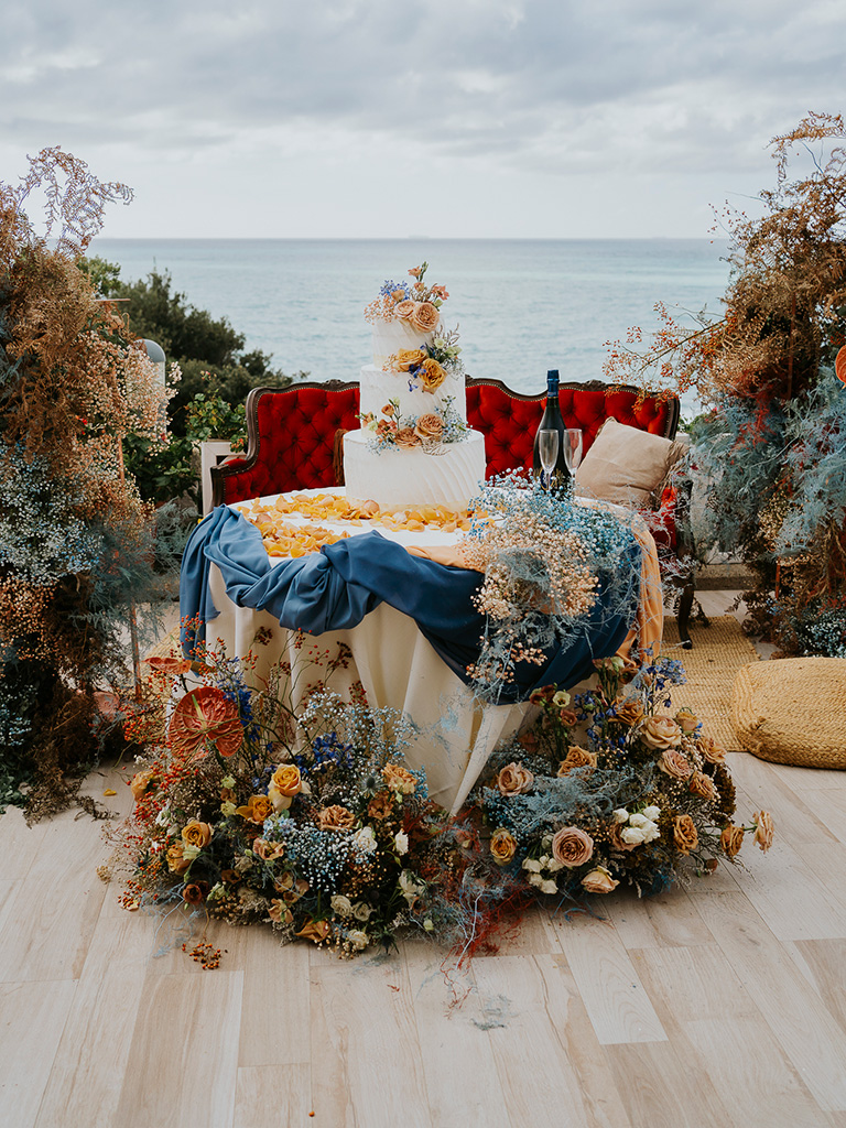 Il tavolo torta di un matrimonio in una villa sul mare in Toscana