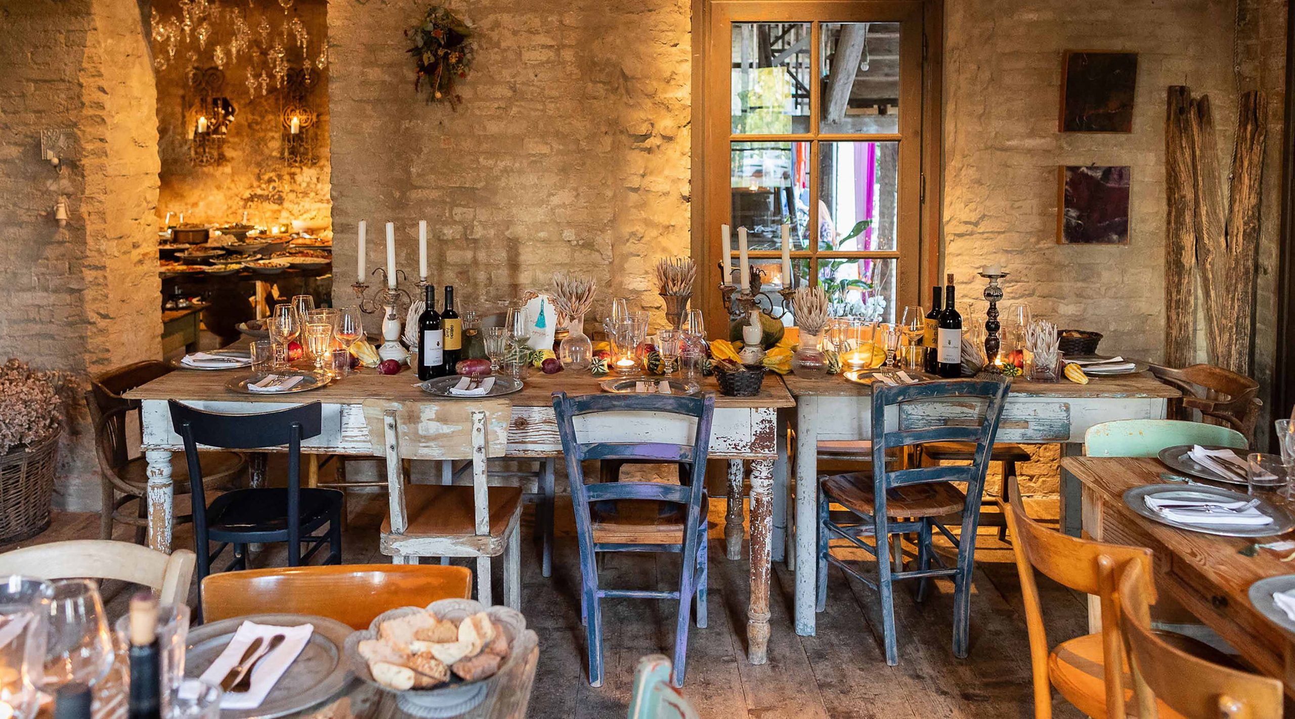 I tavoli di un matrimonio LGBTQ+ alla Locanda Rosa Rosae a Treviso
