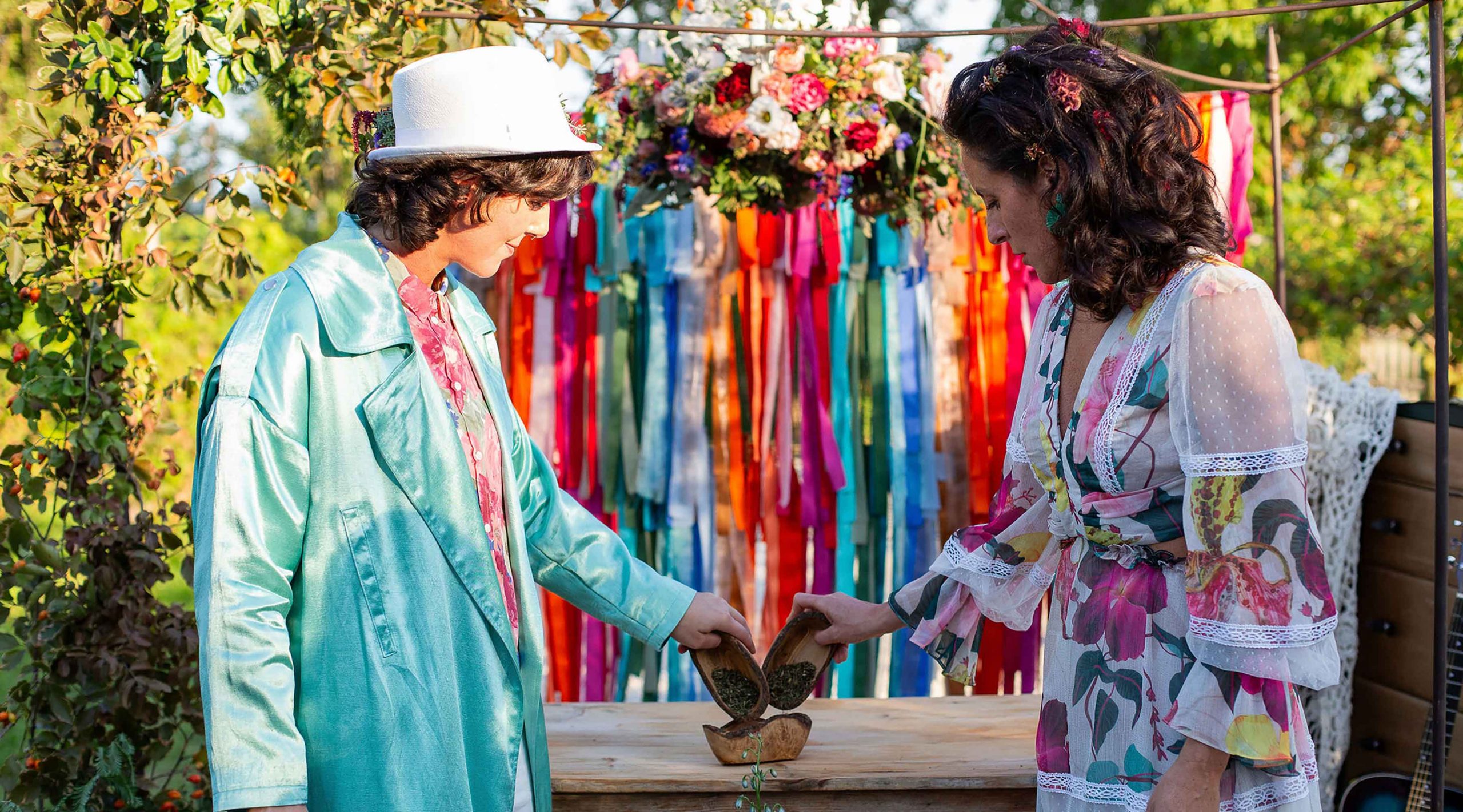 La cerimonia simbolica con scambio delle erbe di un matrimonio LGBTQ+ alla Locanda Rosa Rosae a Treviso