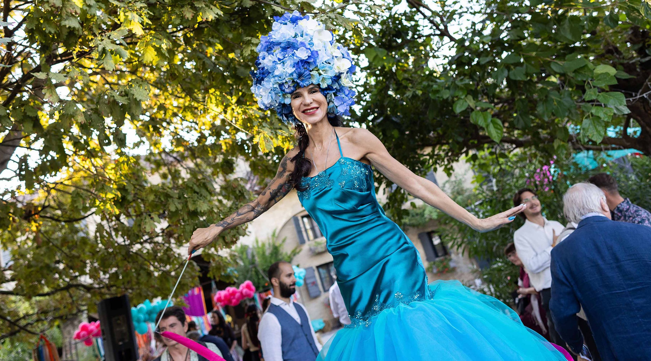 La performer sui trampoli di un matrimonio LGBTQ+ alla Locanda Rosa Rosae a Treviso